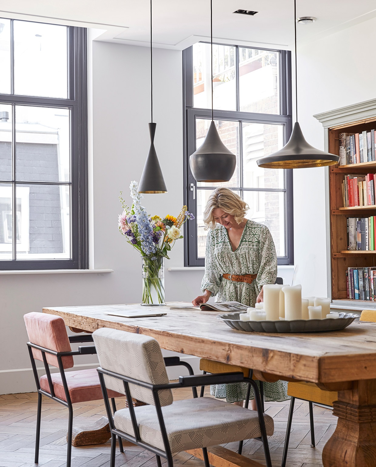 Stoelen Fest. Dienblad De Weldaad. Vaas laboratoriumverkoop. Hanglampen Tom Dixon. Boekenkast vintage. Herkomst tafel onbekend. vtwonen 02-2021 | productie Coco Features | styling Emmy van Dantzig | fotografie Peggy Janssen