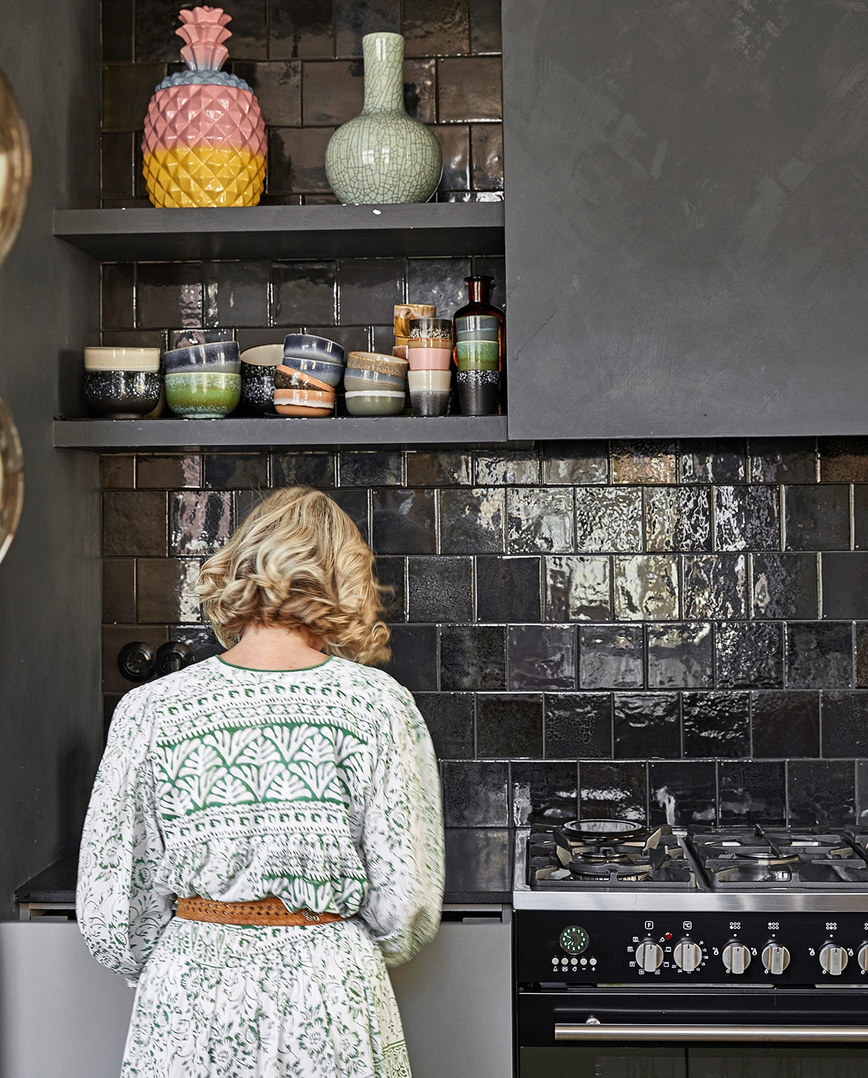 Vazen in de keuken Pols Potten. Servies HKliving en vintage. Wandtegels Piet Jonker vtwonen 02-2021 | productie Coco Features | styling Emmy van Dantzig | fotografie Peggy Janssen