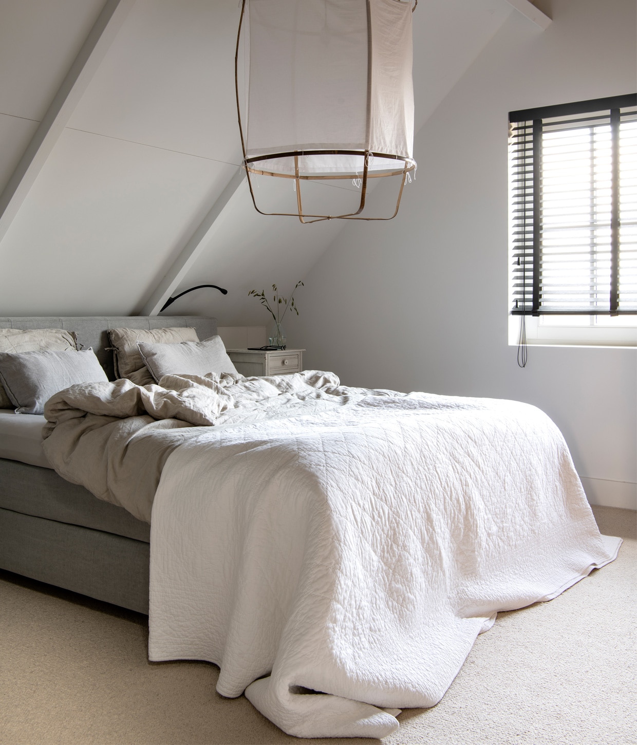 Bed Slaapsfeer, linnen beddengoed H&amp;M, spreiTica, hanglamp Wonen met Lef, nachtkastjerommelmarkt, raambekleding 123jaloezie,wollen vloerbedekking Cunera, leeslamp Ikea. vtwonen 13-2020 | Productie Insidehomepage | Styling Marlies Does | Fotografie Louis Lemaire | Tekst Cathelijne van Wingerden \n\nSerene slaapkamer | Binnenkijken | vtwonen 13-2020