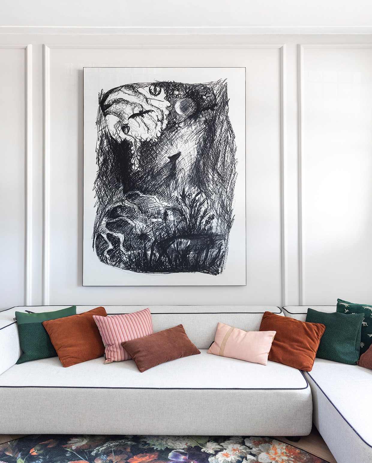 Muurverf Cornforth White Farrow &amp; Ball, bank Fest Amsterdam, kussens Fest Amsterdam en Riverdale, kunstwerk Patricia Urquiola voor Moroso, vloerkleed Moooi vtwonen 01-2021 | Productie en Fotografie Margriet Hoekstra | Tekst Anna van der Heijden