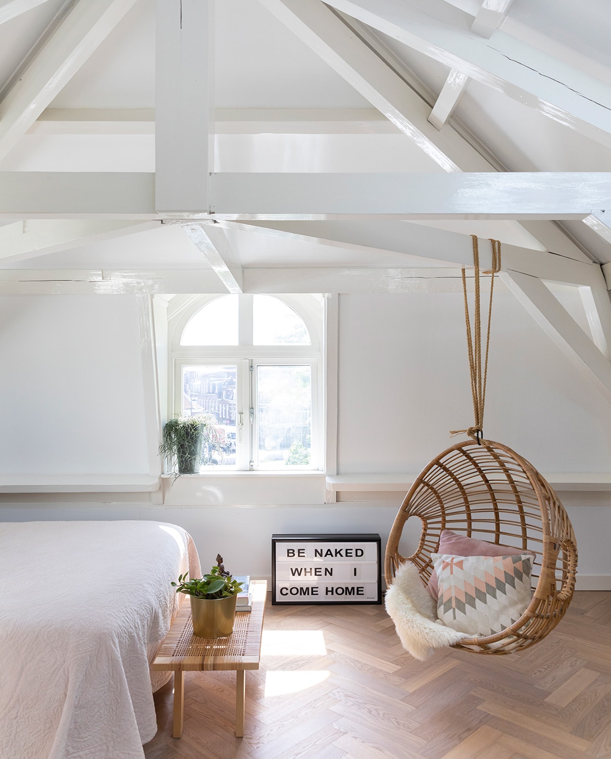 Massief eikenhouten vloer via Het Vloerenhuys, bed Swiss Sense, sprei Essenza, soortgelijke hangstoel vtwonen 01-2021 | Productie en Fotografie Margriet Hoekstra | Tekst Anna van der Heijden