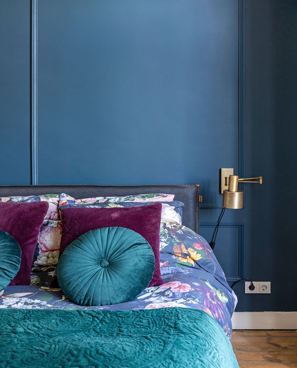 Muurverf Hague Blue Farrow &amp; Ball, originele vloer uit 1889, bed Auping, wandlamp Karwei, beddengoed bloemenprint, wollen plaid, paars kussen en rond kussen Essenza. vtwonen 01-2021 | Productie en Fotografie Margriet Hoekstra | Tekst Anna van der Heijden