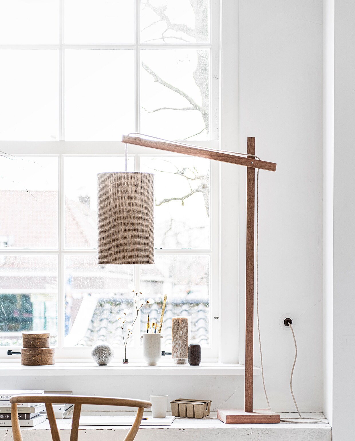 Marmeren vaas, marmeren bol (hm.com). Eikenhouten eetkamerstoel Wishbone CH24 (misterdesign.nl). Overig privébezit.