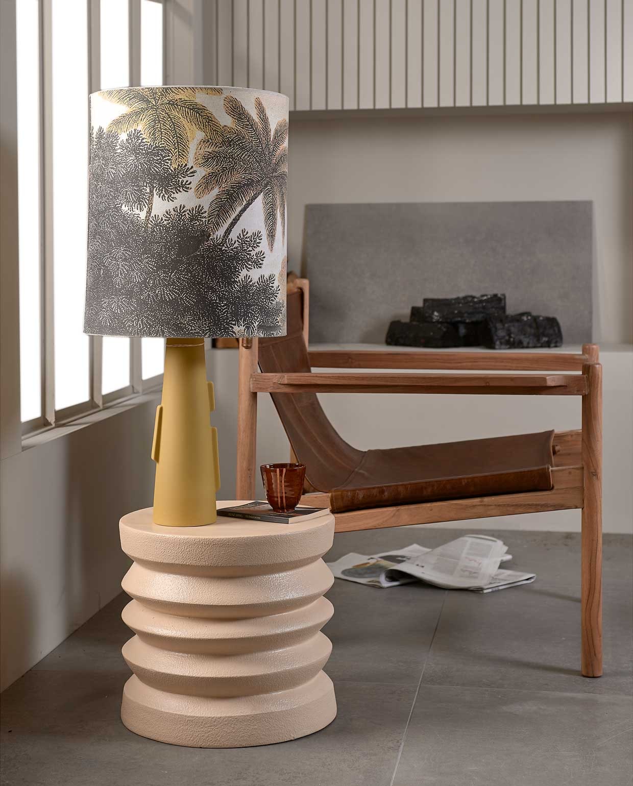 fauteuil Chill € 399,- (basiclabel.nl), keramische lampenvoet € 110,-, lampenkap Jungle € 74,95, ecru stenen bijzettafel € 129,-