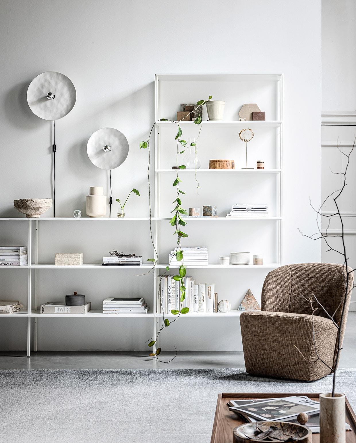 De meubels en wandlampen op de foto hierboven komen uit de vtwonen collectie vtwonen 13-2019 | styling Kim van Rossenberg | fotografie Sjoerd Eickmans