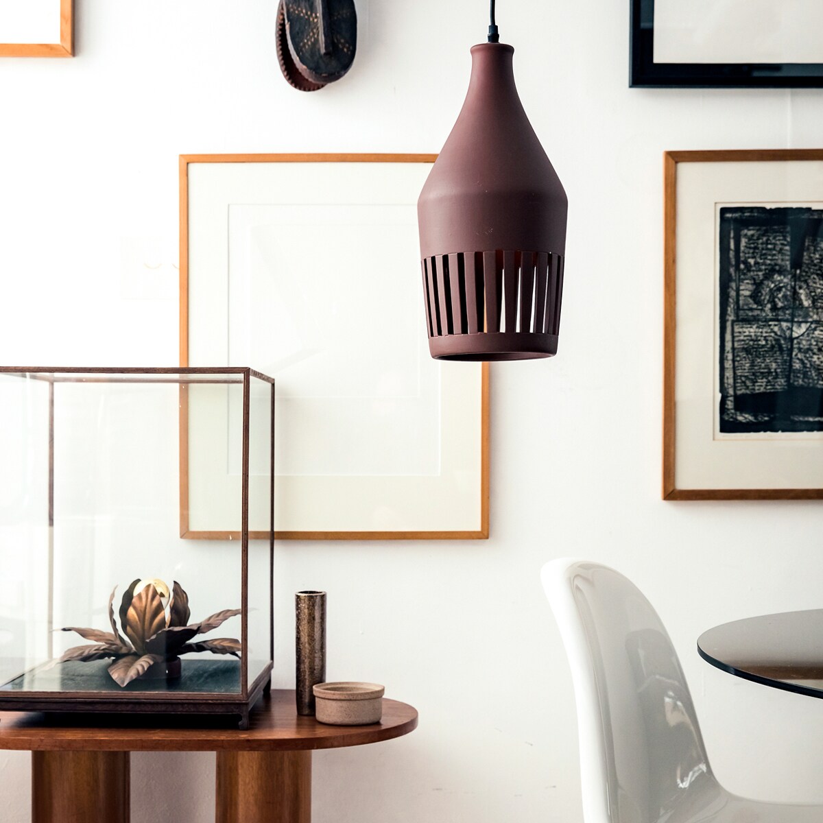 Hanglamp Twinkle van keramiek, bruin (ook in wit), 40×19 cm (hxØ). M.m.v. cocooncollectables.nl (vintage Panton Chair, tafel, bijzettafel, lijsten, accessoires), polspotten.nl (glazen vitrine).