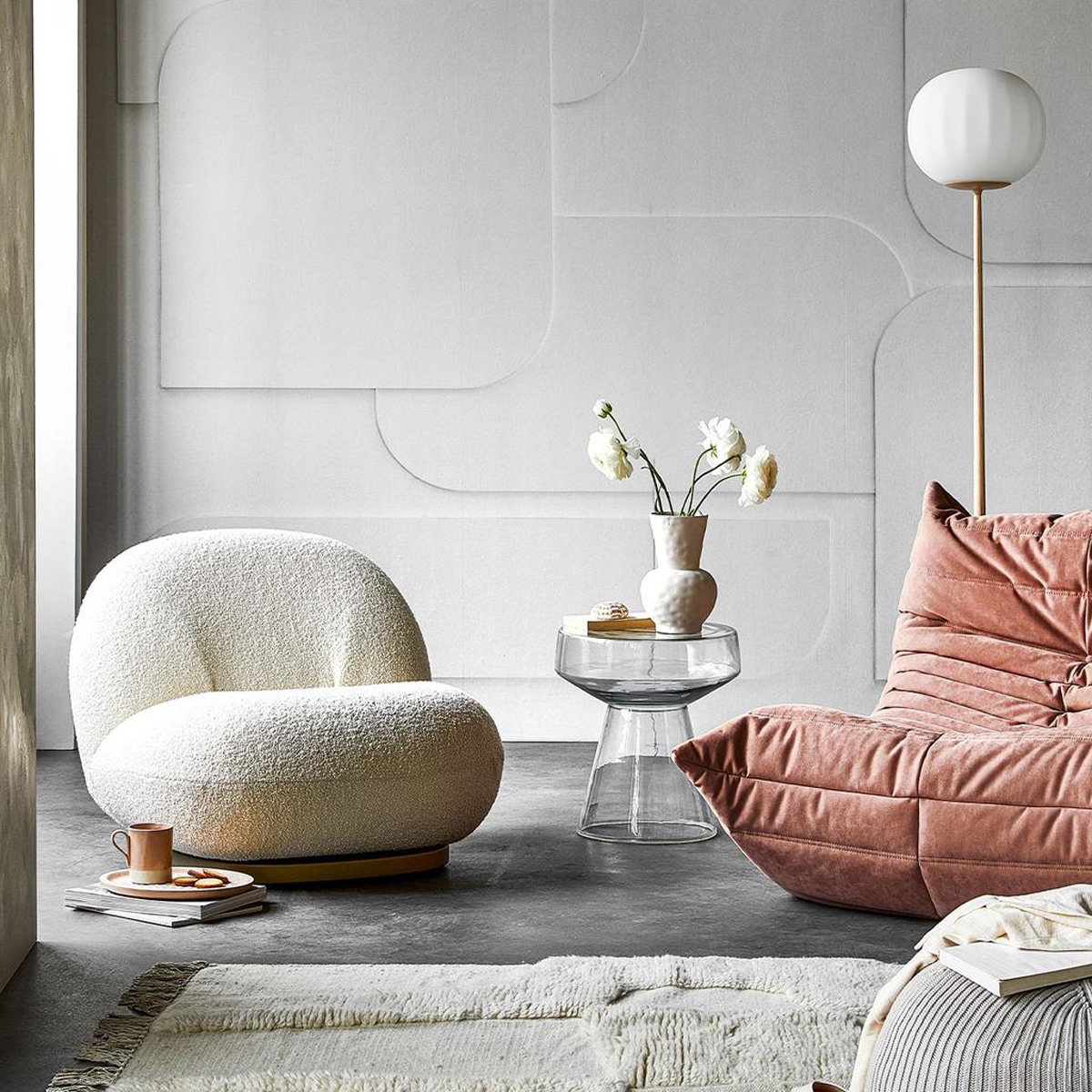 Digitaal behang Soft 3D light grey, 6 banen van 280×50 cm, totaal (lxb) 280×300 cm € 149,-. M.m.v. kasstoor.nl (witte fauteuil, roze fauteuil, vloerlamp), homestede.nl (houten dienblad, poef), paviljoennoord.com (mok, shirt), loods5.nl/design (glazen bijzettafel), zara.com (vaas, schoenen), hm.com (vloerkleed), pure-original.nl (muurverf Freso in kleur Sea Salt). Overig privébezit. vtwonen 05-2021 | productie Tanja Saarberg | styling Danielle Verheul | fotografie Peggy Janssen | assistentie Niels Kist, Danique van Rijn