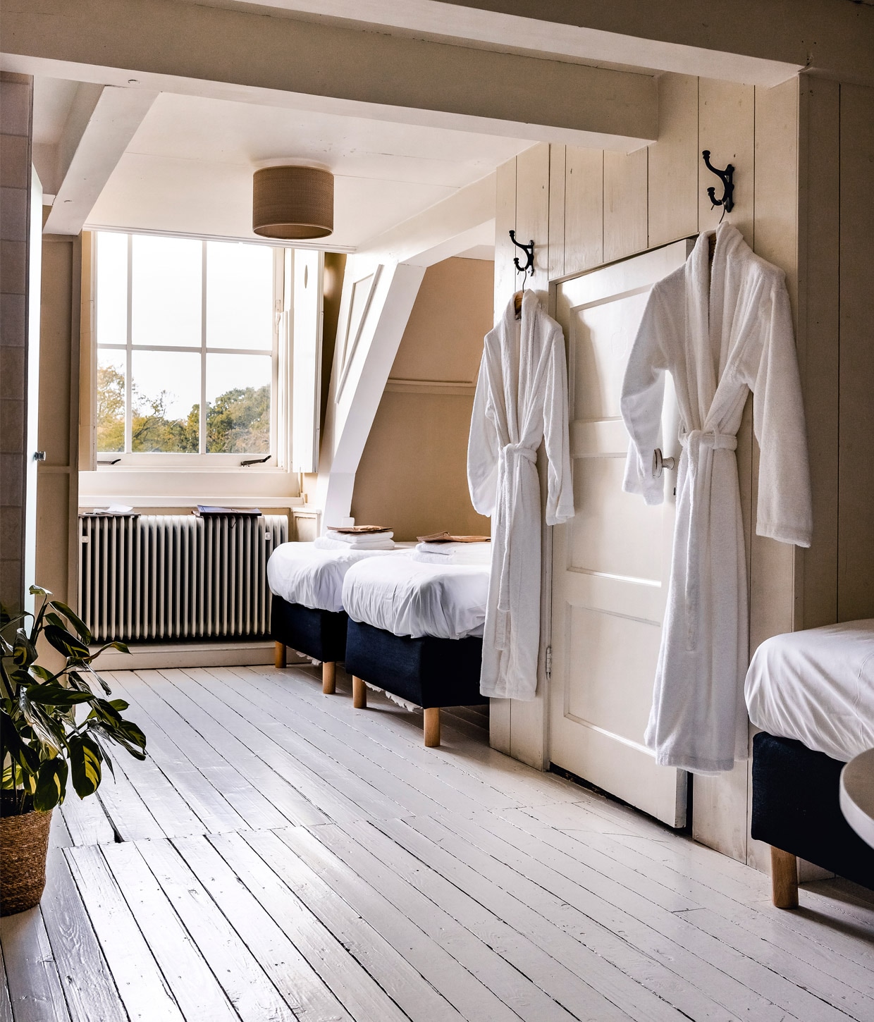 Op zolder, waar ooit het personeel sliep, bevinden zich nu hotelkamers, zoals deze knusse ruimte voor vier personen. vtwonen 01-2021 | productie Roos Stalpers &amp; Fee van ’t Veen | fotografie Ernie Enkelaar