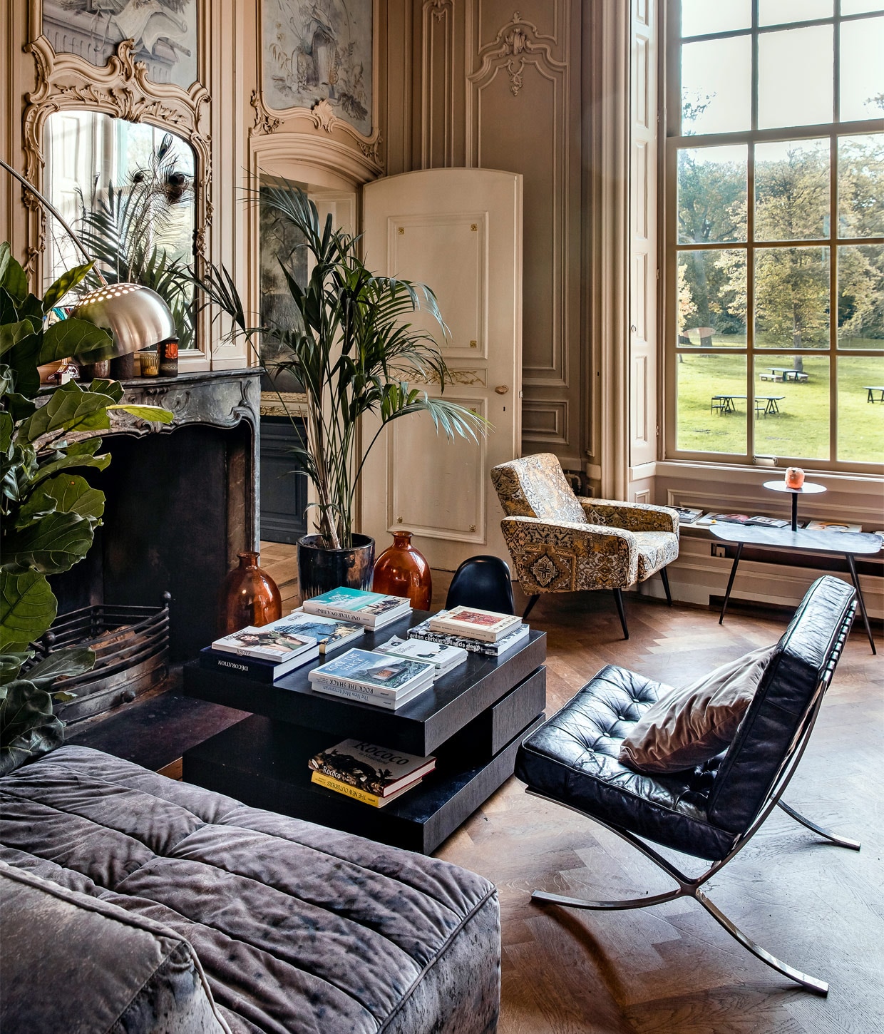 Het landhuis vol rococo-details is een rijksmonument, wat betekent dat er flink wat restricties zijn wat aanpassingen betreft. Toch is het verre van klassiek geworden, dankzij de mix van vintage designmeubels, weelderige planten en funky accessoires. vtwonen 01-2021 | Productie en Tekst Roos Stalpers &amp; Fee van ’t Veen | Fotografie Ernie Enkelaar