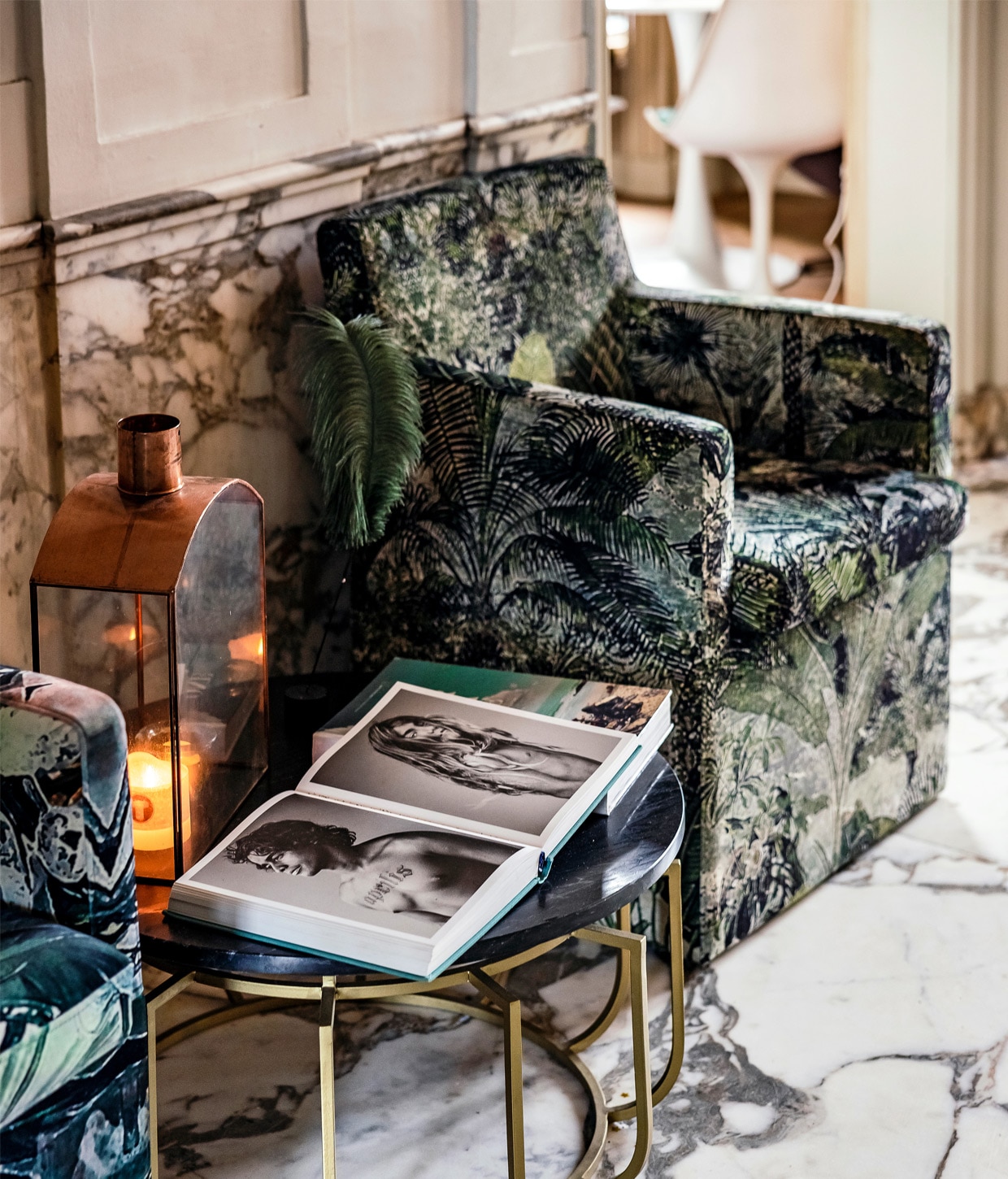 Tweedehands meubels, kunst en ambachtelijk design van vrienden en vuistdikke fotoboeken geven de statige bel-etage de gemoedelijkheid van een grand café. vtwonen 01-2021 | productie Roos Stalpers &amp; Fee van ’t Veen | fotografie Ernie Enkelaar