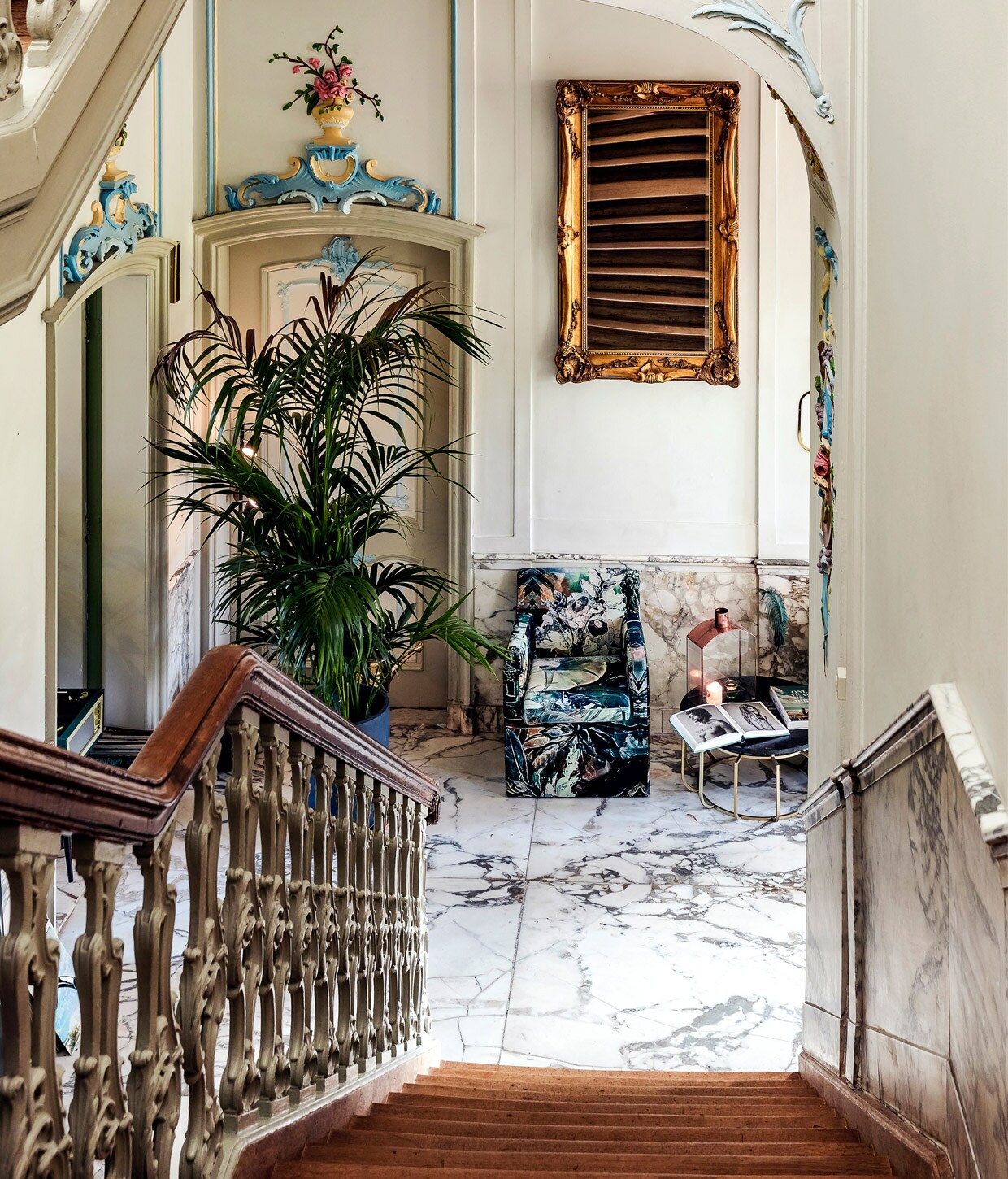 De rocailles en bloemen in de entreehal kregen opnieuw kleur dankzij de leerlingen van een restauratieopleiding. vtwonen 01-2021 | Productie en Tekst Roos Stalpers &amp; Fee van ’t Veen | Fotografie Ernie Enkelaar