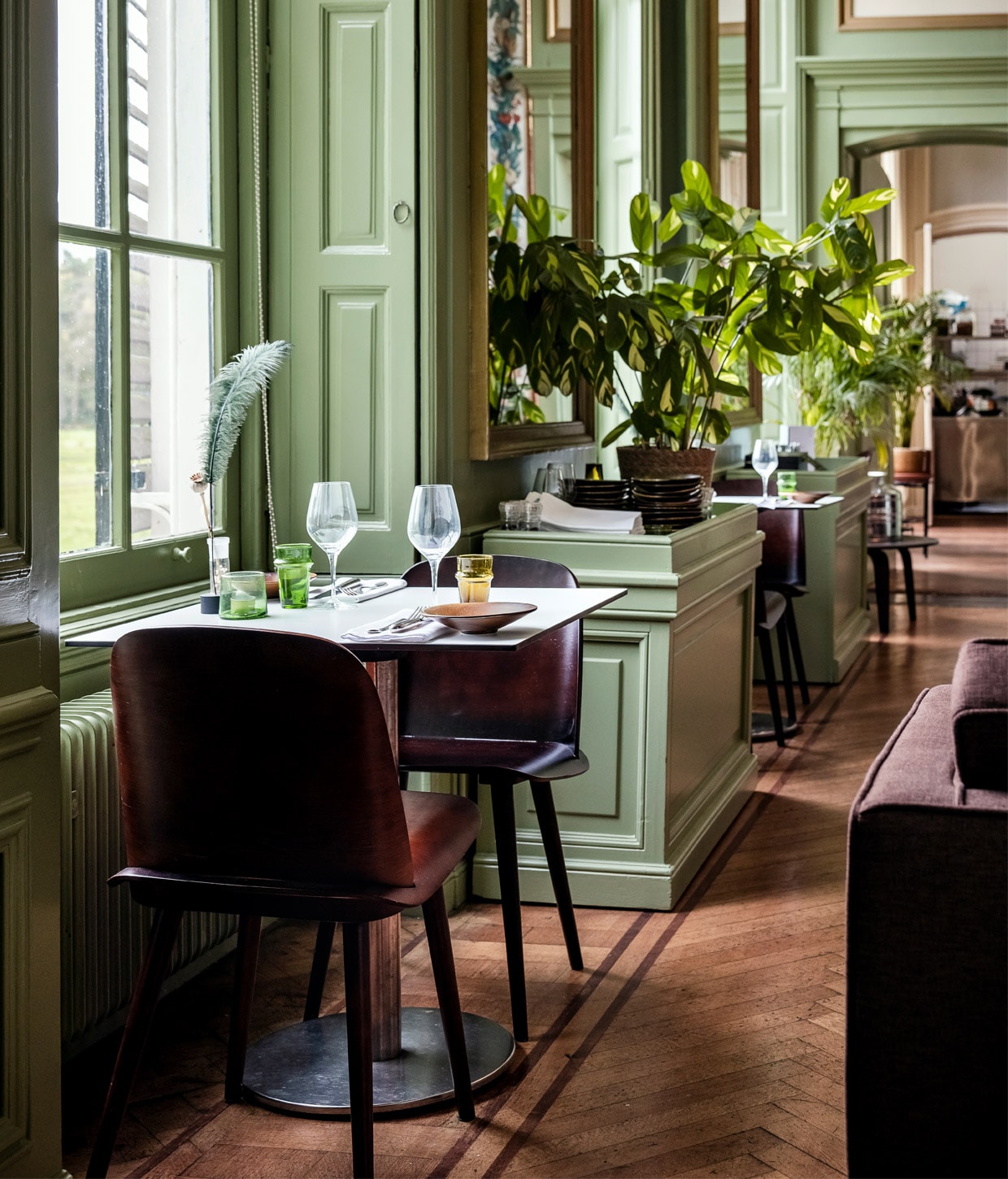 Het restaurant heeft de authentieke kleur groen, met op de wanden handgeschilderde guirlandes en plafonds vol ornamenten. vtwonen 01-2021 | Productie en Tekst Roos Stalpers &amp; Fee van ’t Veen | Fotografie Ernie Enkelaar