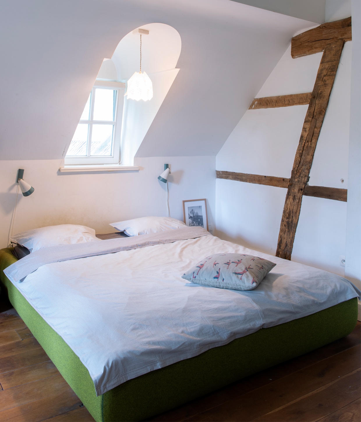 Zelfgemaakte papieren hanglamp cadeau gekregen, wandspot vintage, kussen Ikea. vtwonen 01-2021 | Styling Esther Schuivens | Fotografie Caroline Coehorst