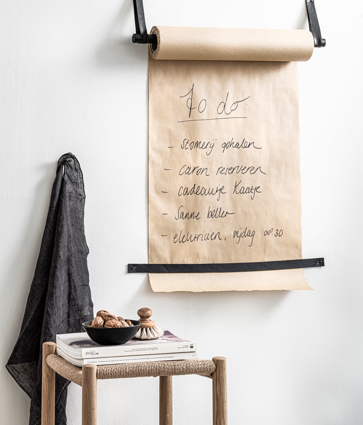Wandrolhouder met leren lussen (inclusief papier) 63×6 cm (bxh), ook met metalen houders 63x15cm (bxh) . Papieren rol 25 of 50 meter. Linnen theedoek, 60×60 cm ook in donkergrijs en naturel). M.m.v. pantoufle-design.nl (kruk). Overig privébezit Styling Danielle Verheul | Fotografie Sjoerd Eickmans
