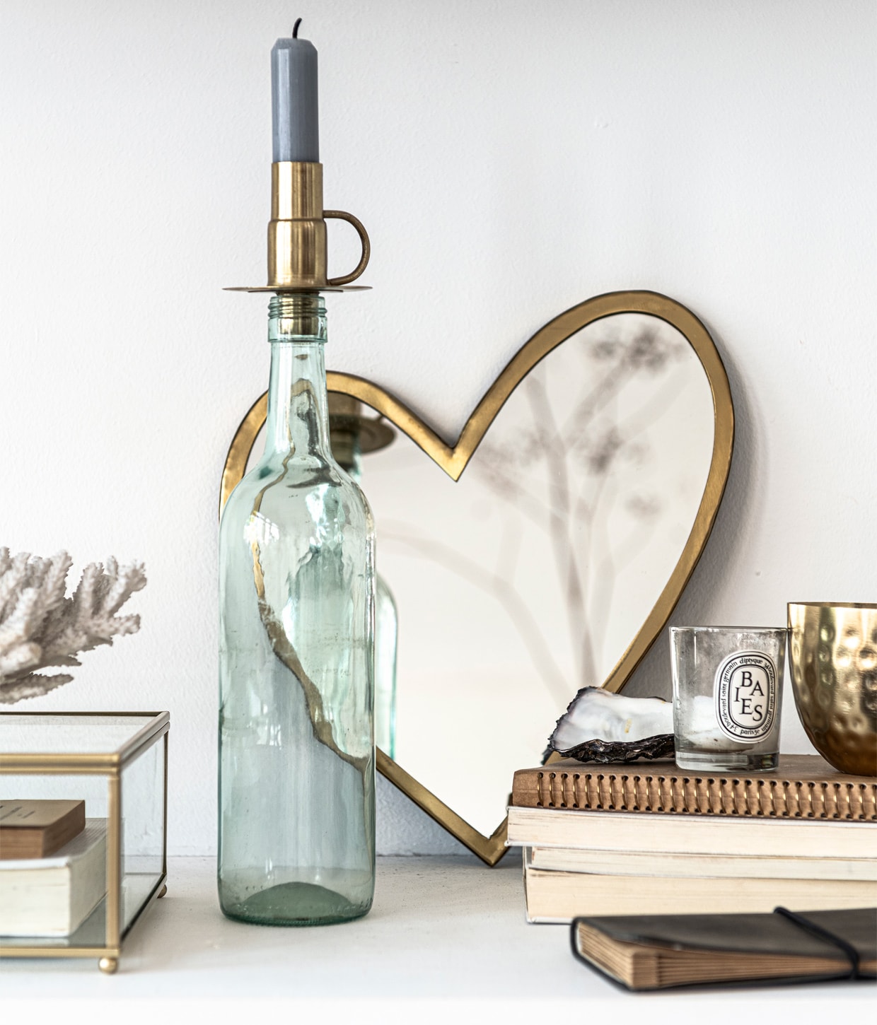 Metalen fleskandelaar, 7×8,5 cm (Øxh) set van 2 € 12,95. Metalen spiegel, hart 30x30x1,2 cm (bxhxd) € 24,95, ook als maan € 24,95 en kruis € 34,95. M.m.v. vtwonen.nl (gouden kaarshouder met kaars van vtwonen, opbergkist van vtwonen). Overig privébezit. productie Tanja Saarberg | styling Danielle Verheul | fotografie Sjoerd Eickmans