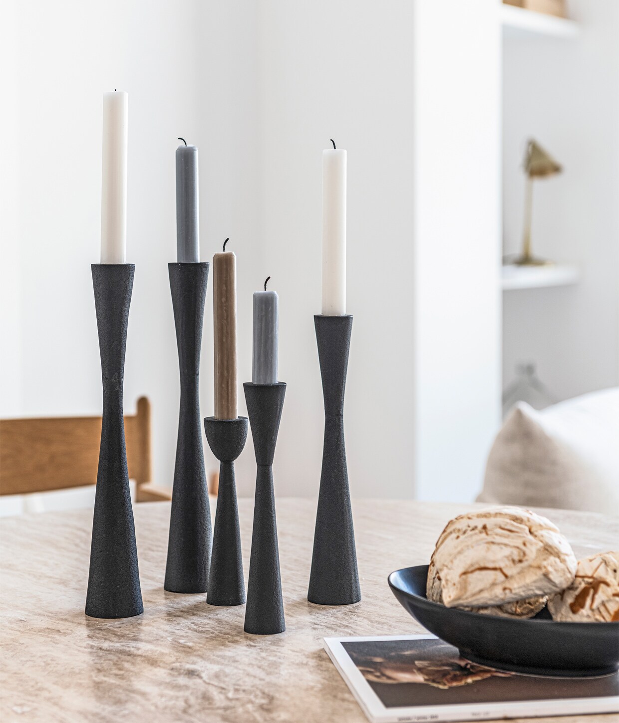 Metalen kandelaars, 16-30 cm (h), bord, 20 cm (Ø). M.m.v. pantoufle-design.nl (stoelen, tafel). Styling Danielle Verheul | Fotografie Sjoerd Eickmans