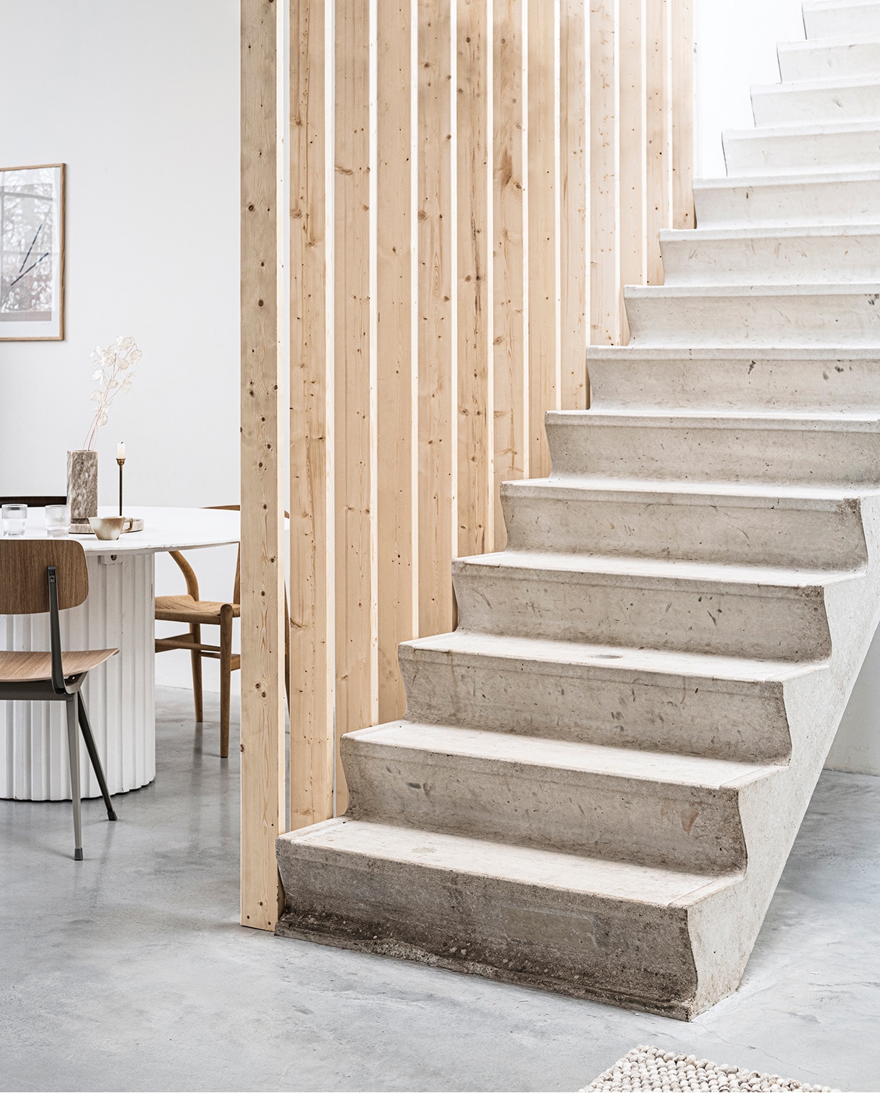 Eettafel Pillar van HKliving, 140×75 cm (Øxh), eetkamerstoel met lichtgrijs stalen onderstel Result van Hay, geribbelde glazen van Ferm Living per 4 (vtwonen.nl). Eikenhouten eetkamerstoel Wishbone CH24 (misterdesign.nl). Marmeren vaas, marmeren dienblad (hm.com). Gouden kandelaar privébezit. vtwonen 2020 DIY special 01 | productie &amp; styling Kim van Rossenberg | uitvoering Richard van Meerveld | fotografie Sjoerd Eickmans