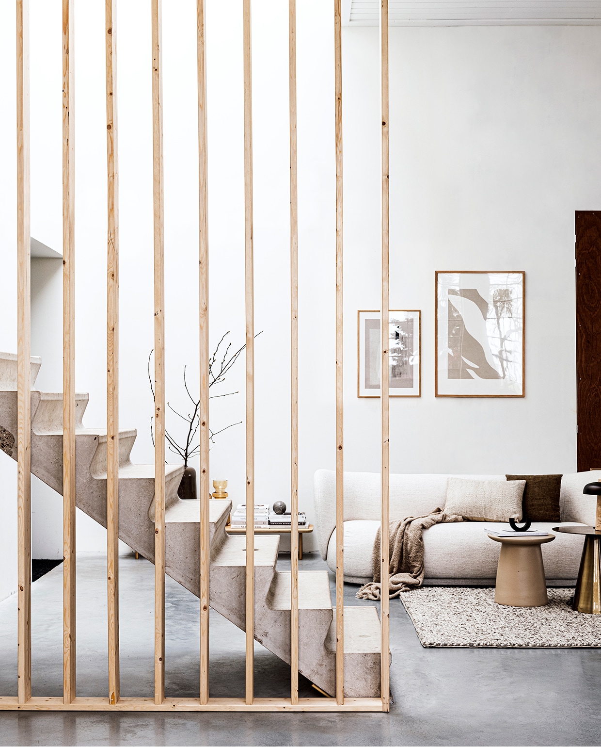 Laag houten wandmeubel Loof Piled, 24x150x35 cm (hxbxd), zwarte kandelaar Arch van Ferm Living (vtwonen.nl). Marmeren bol, bouclé plaid 130×170 cm (hm.com). Grote vaas Jade achter trap, bruine glazen vazen achter trap, linnen kussens 40×40 cm en 40×60 cm (loods5.nl). Wollen vloerkleed Hjorthede, 160×230 cm (ikea.nl). Messing bijzettafel 49×49 cm (Øxh), aardewerken bijzettafel 40×43 cm (Øxh) (hkliving.nl). Bouclé 3-zitsbank Rico van Ferm Living, 210x79x81,5 cm (bxhxd) (flinders.nl). Posters: groot Fragments van Moe Made It, 70×100 cm met eikenhouten lijst klein Carrarra van Julia Hallström Hjort, 50×70 cm met eikenhouten lijst (theposterclub.com). Boeken privébezit. vtwonen 2020 DIY special 01 | productie &amp; styling Kim van Rossenberg | uitvoering Richard van Meerveld | fotografie Sjoerd Eickmans