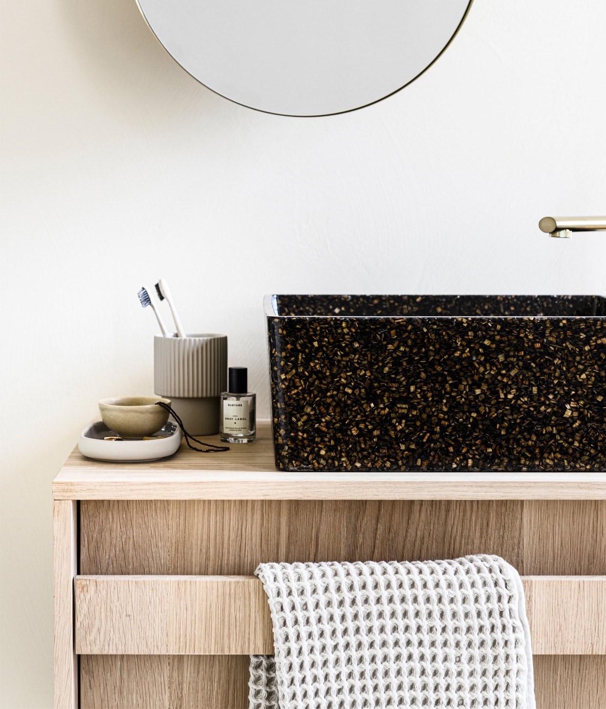 Kleur op de muur Mikonos van We Are Wow Makers, prijs op aanvraag (anoukb.com). Messing spiegel van Moebe, 50 cm (Ø) € 175,-, wastafel van houtcomposiet bestaande uit echte houtsnippers WB07 in kleur Root € 719,95 (aedamanthony.nl). Hoge wastafelkraan van geborsteld messing € 199,- (tworooms.nl). Zeep € 10,95 (zeeplokaal.nl). Handdoek Mova van Marc O’Polo 50×100 cm € 14,95, schaaltje Juras € 5,90 (vtwonen.nl). Parfum van Le Labo, vanaf € 105,- (skins.nl). Tandenborstelbeker € 7,99 (hm.com/nl). Tandenborstels van Meraki € 6,95 (Loods5.nl). vtwonen 01-2021 | Styling Kim van Rossenverg | Uitvoering Richard van Meerveld | Fotografie Sjoerd Eickmans