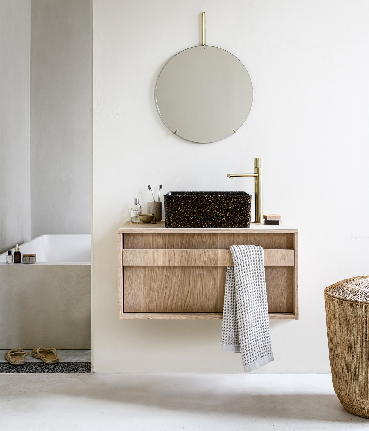 Kleur op de muur Mikonos van We Are Wow Makers, prijs op aanvraag (anoukb.com). Messing spiegel van Moebe, 50 cm (Ø) € 175,-, wastafel van houtcomposiet bestaande uit echte houtsnippers WB07 in kleur Root € 719,95 (aedamanthony.nl). Hoge wastafelkraan van geborsteld messing € 199,- (tworooms.nl). Bad ontwerp van Anouk B in samenwerking met Not Only White, prijs op aanvraag (anoukb.com). Zeep € 10,95 (zeeplokaal.nl). Handdoek Mova van Marc O’Polo 50×100 cm € 14,95, schaaltje Juras € 5,90 (vtwonen.nl). Parfum van Le Labo, vanaf € 105,- (skins.nl). Tandenborstelbeker € 7,99 (hm.com/nl). Tandenborstels van Meraki € 6,95 (Loods5.nl). vtwonen 01-2021 | Styling Kim van Rossenverg | Uitvoering Richard van Meerveld | Fotografie Sjoerd Eickmans