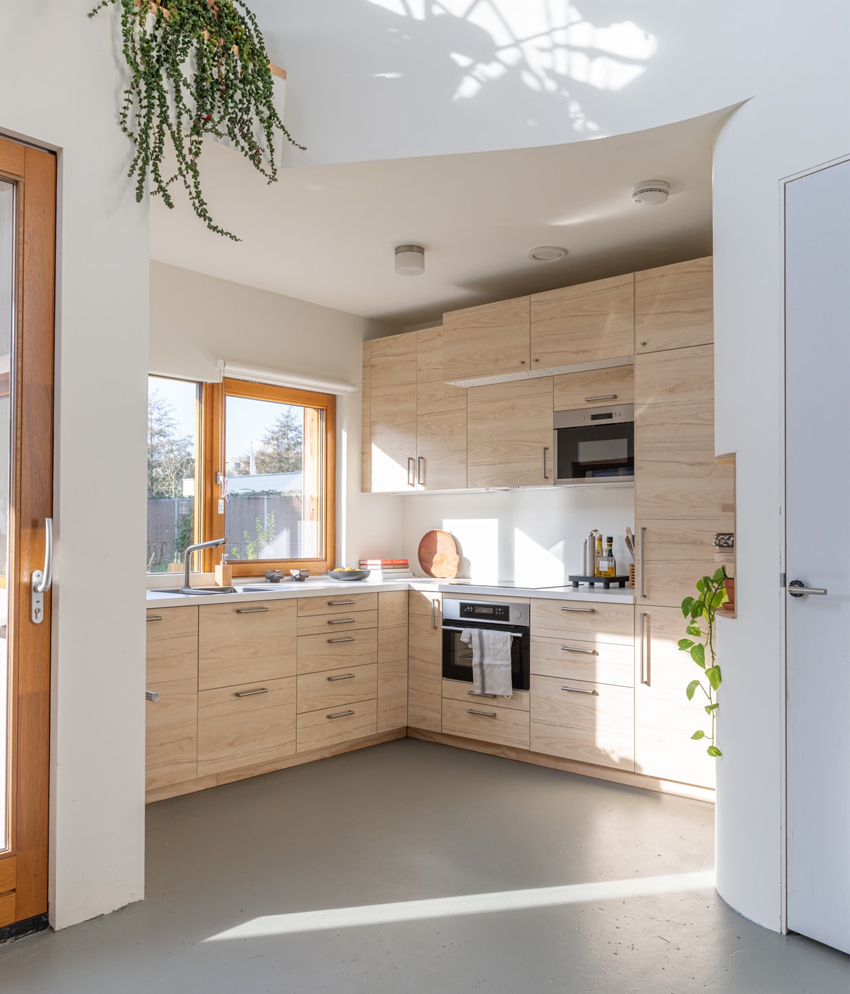 Keuken Ikea met Askersund fronten, vierkante bakjes vintage, fruitschaal Action, houten snijplank Dille &amp; Kamille, dienblad met poten H&amp;M Home. vtwonen 01-2021 | Productie en fotografie Caroline Martinot | Styling Sharon Roest
