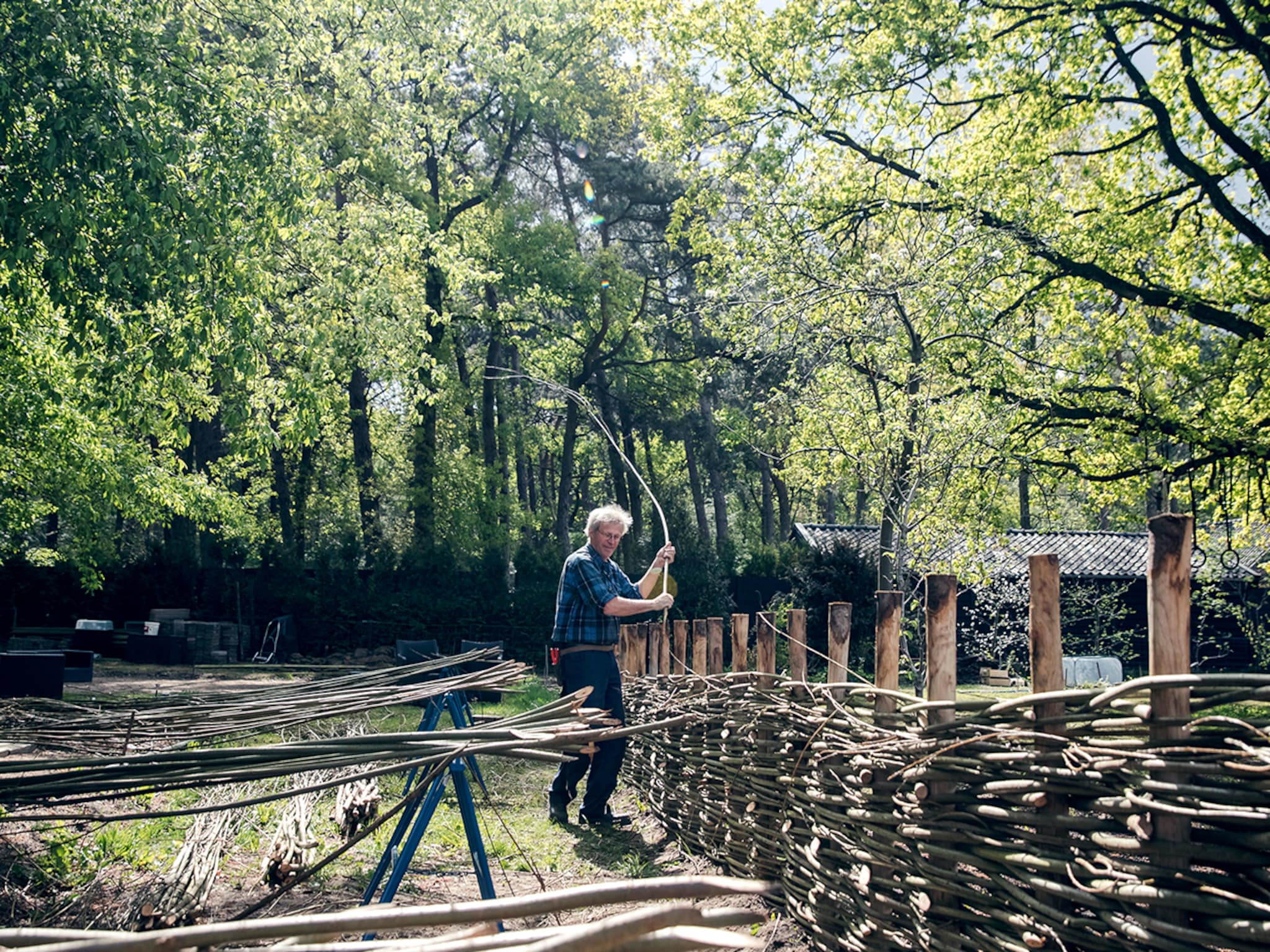 zelf een wilgentenen schutting maken