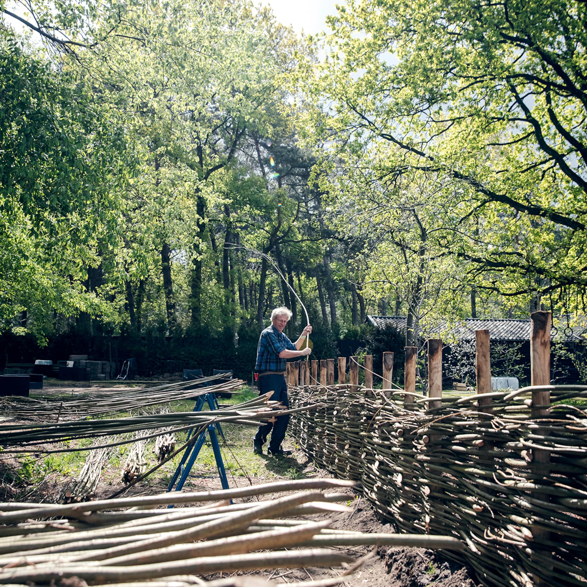 zelf een wilgentenen schutting maken
