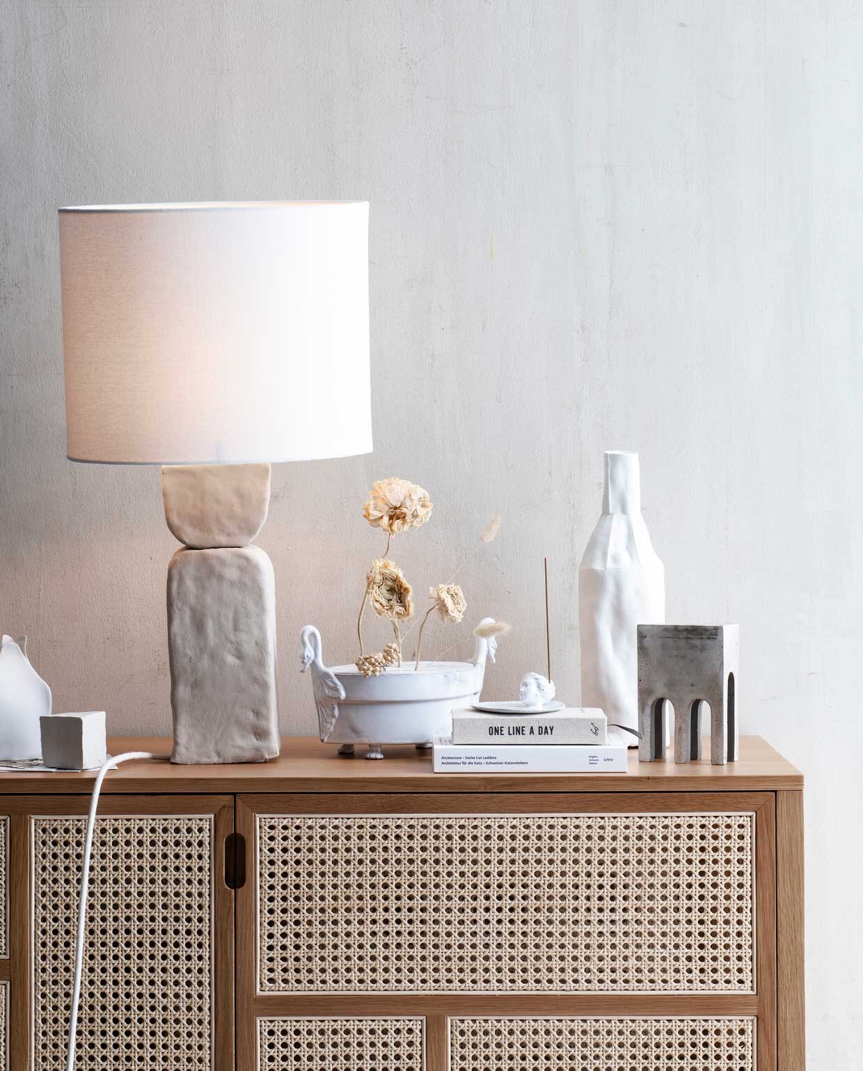 Snoer per meter € 4,20, fittingringen per stuk € 0,65, fitting met buitendraad € 1,75, lamp € 5,99, stekker € 1,75, draadeinde per meter € 4,89 (snoerboer.nl). Lamp waarvan kap is gebruikt € 89,99, (zarahome.com). Kast € 1858,-, witte hoge vaas € 175,-, (edha-interieur.nl). Vaas links € 11,50, (bijenkorf.nl). Kaart, pak van 8 € 24,95, (sukha.nl). Droogtakjes prijs op aanvraag (tuinvanjudith.wordpress.com). Vaas met zwanenkopjes € 329, wierookhouder € 69, wierook € 35, boek one line a day €19,95 (maisonnl.com). Boek onderaan € 40, grijze siervorm €145,- (frozenfountain.nl). Overig privébezit.