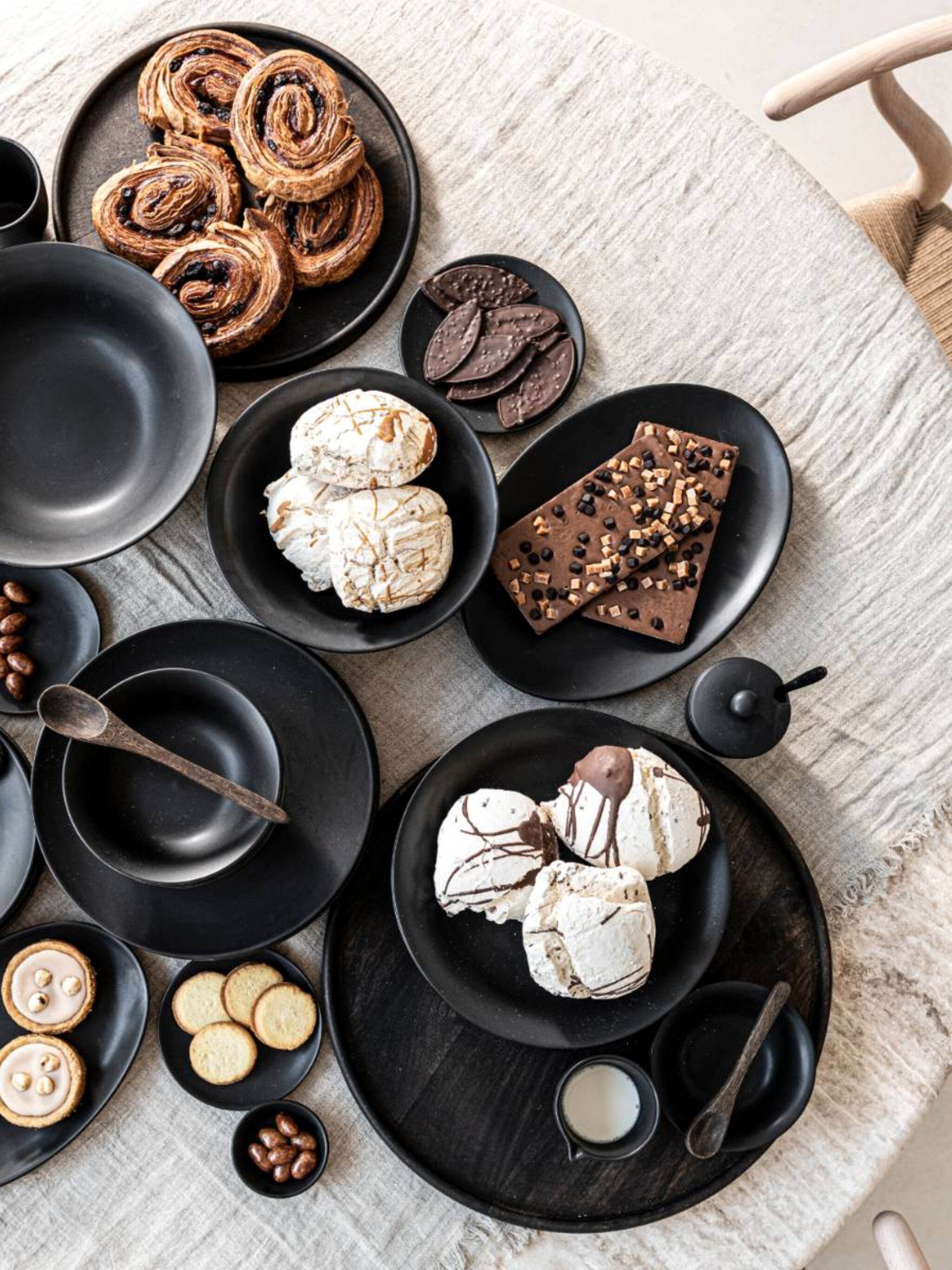 black beauty s stylen met zwart servies