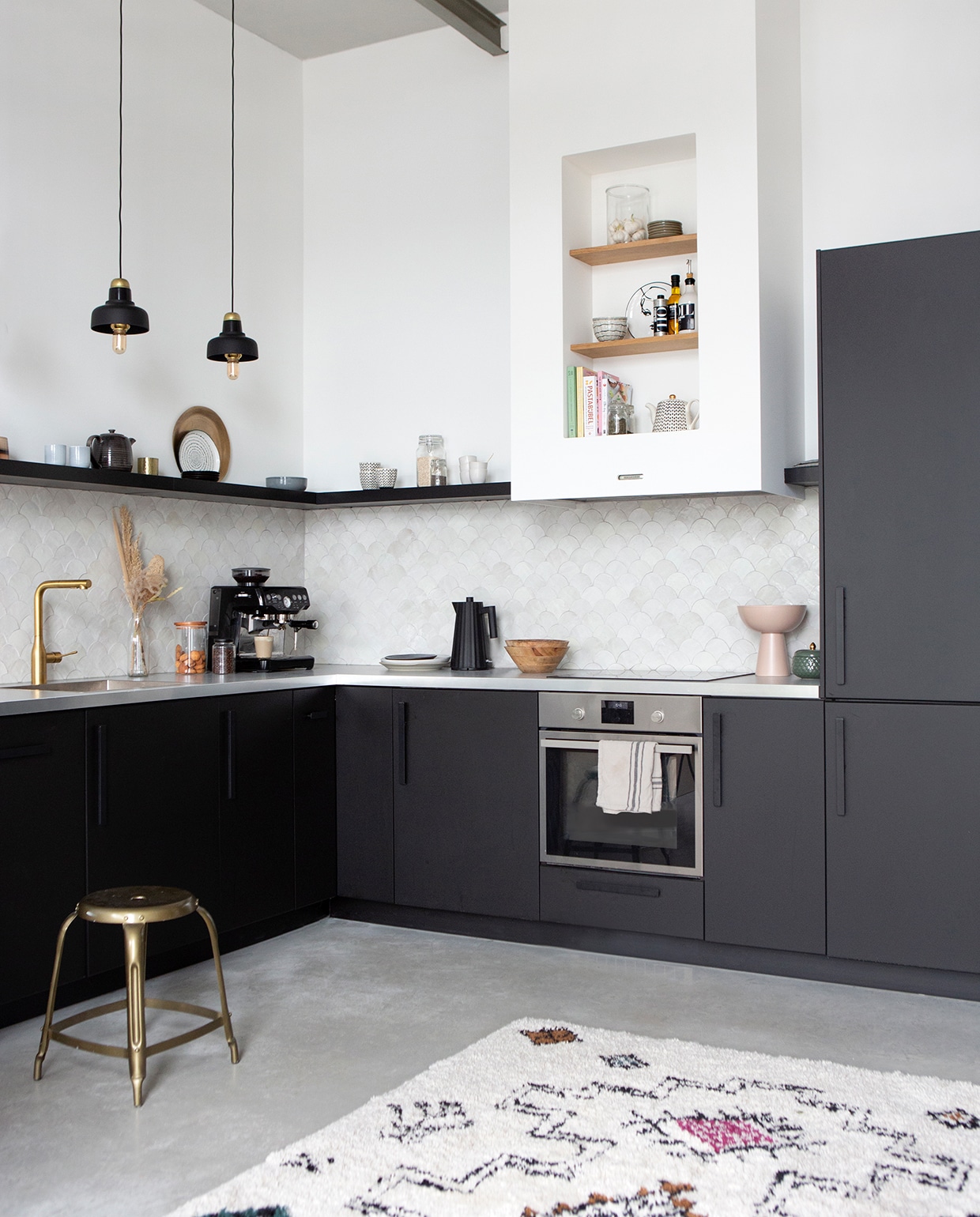 Waterkoker Alessi Plissé. Houten schaal, bekers op plank, glazen potten en theedoek Loods 5. Roze schaal op aanrecht, gestippelde theepot en bakjes in nis Karwei. Keuken Ikea. Espressomachine Solis. Groene pot H&amp;M Home. Tegels Designtegels. vtwonen special 09-2020 | fotografie Jeltje Fotografie | tekst Eveline Stoel | styling Tanja van Hoogdalem