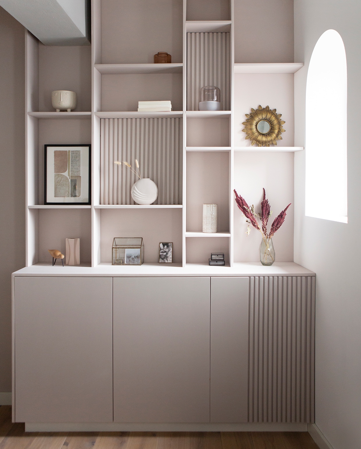 Schilderij Tinystories, ronde vaas HKliving, groene vaas House Doctor. Spiegel herkomst onbekend. Vogel Normann Copenhagen. Stolp en mini-kas Karwei. vtwonen special 09-2020 | fotografie Jeltje Fotografie | tekst Eveline Stoel | styling Tanja van Hoogdalem