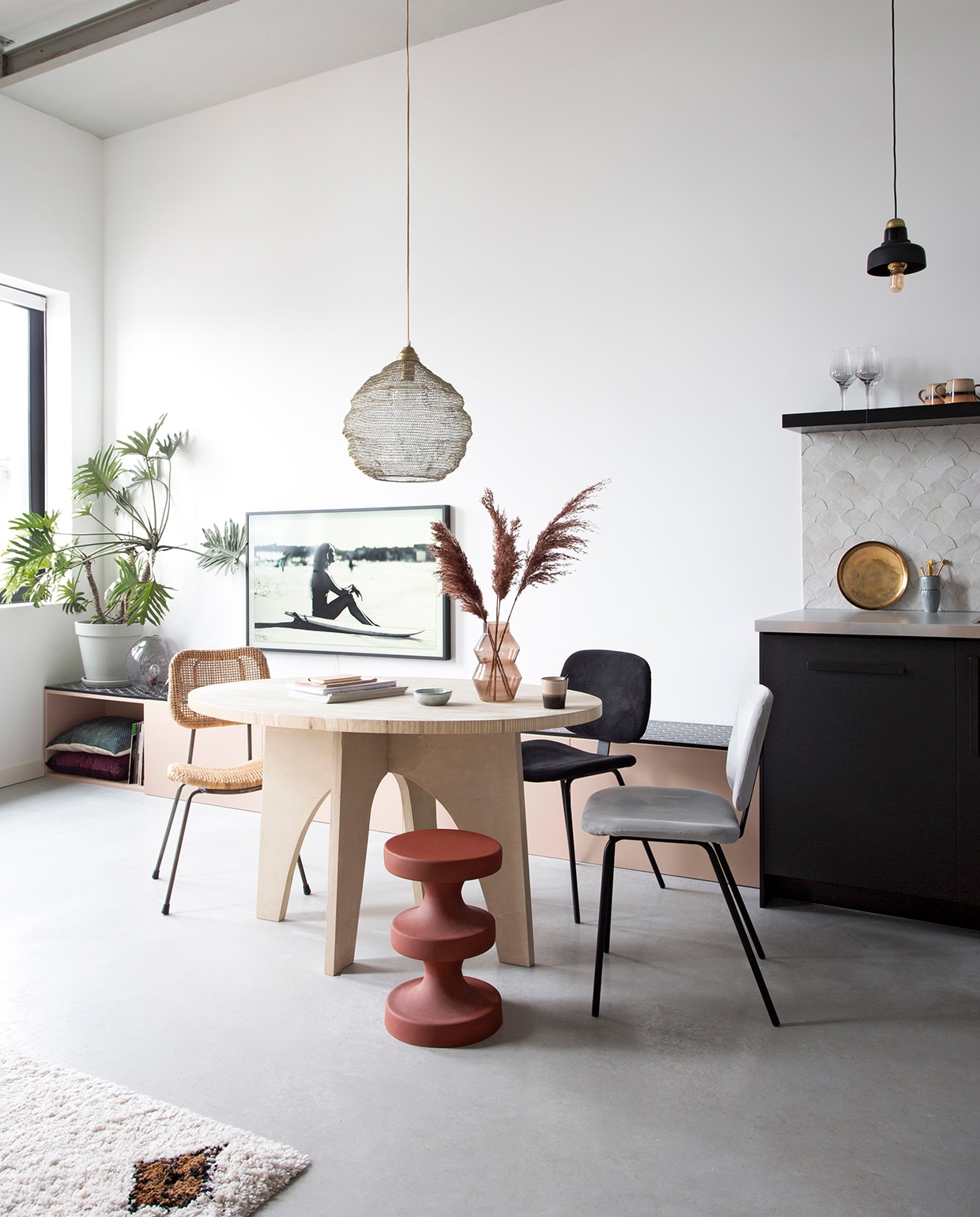 Hanglamp, stoelen, vaas en gouden bord Karwei. Plant Intratuin. Televisie The Frame van Samsung. Kleur wandmeubel zelf gemengd. Keuken Ikea. Tegels spatwand Designtegels. Hanglamp boven aanrecht zelfgemaakt. Rozerode kruk niet meer te koop. vtwonen special 09-2020 | fotografie Jeltje Fotografie | tekst Eveline Stoel | styling Tanja van Hoogdalem