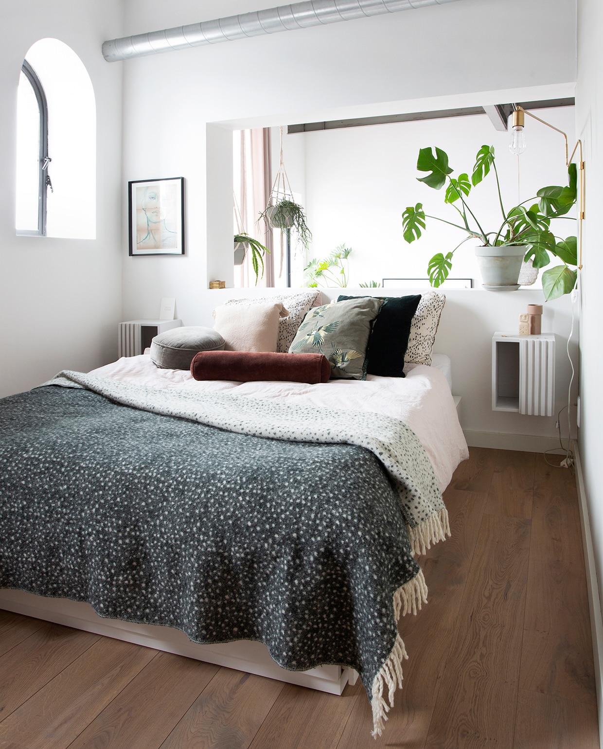 Sprei Crisp sheets, schilderij Tinystories, wandlamp House Doctor. Nachtkastjes zelfgemaakt. Vogelkussen H&amp;M, langwerpig kussen Karwei. vtwonen special 09-2020 | fotografie Jeltje Fotografie | tekst Eveline Stoel | styling Tanja van Hoogdalem