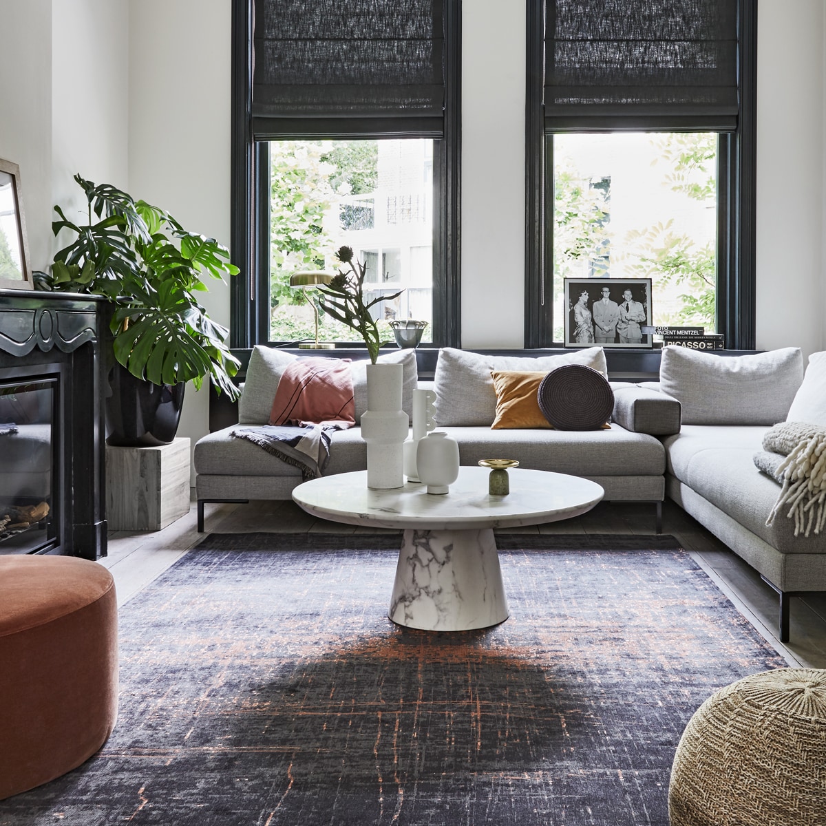 Bank Aikon Lounge, inclusief armsteun (designonstock.com). Vloerkleed van Louis de Poortere uit de serie Mad Men (vloerkledenwinkel.nl). Salontafel marmerlook, 40,6×100 cm (hxØ), rond kussen, goudkleurig velvet kussen (polspotten.nl). Loungestoel velvet, plaid , witte vaas met oor, kleinere vaas van Loods 5 Design (loods5.nl). Hoge vaas, staande lamp (hkliving.nl). Beige Poef Sandared, grijze poef, lijst Hovsta (ikea.nl). Lamp op marmeren schouw (maisonnl.com). Lamp in vensterbank (dutchbone.com). Vaas met oren (neeflouis.nl). Kandelaar op tafel (vtwonen.nl). Overigprivébezit.