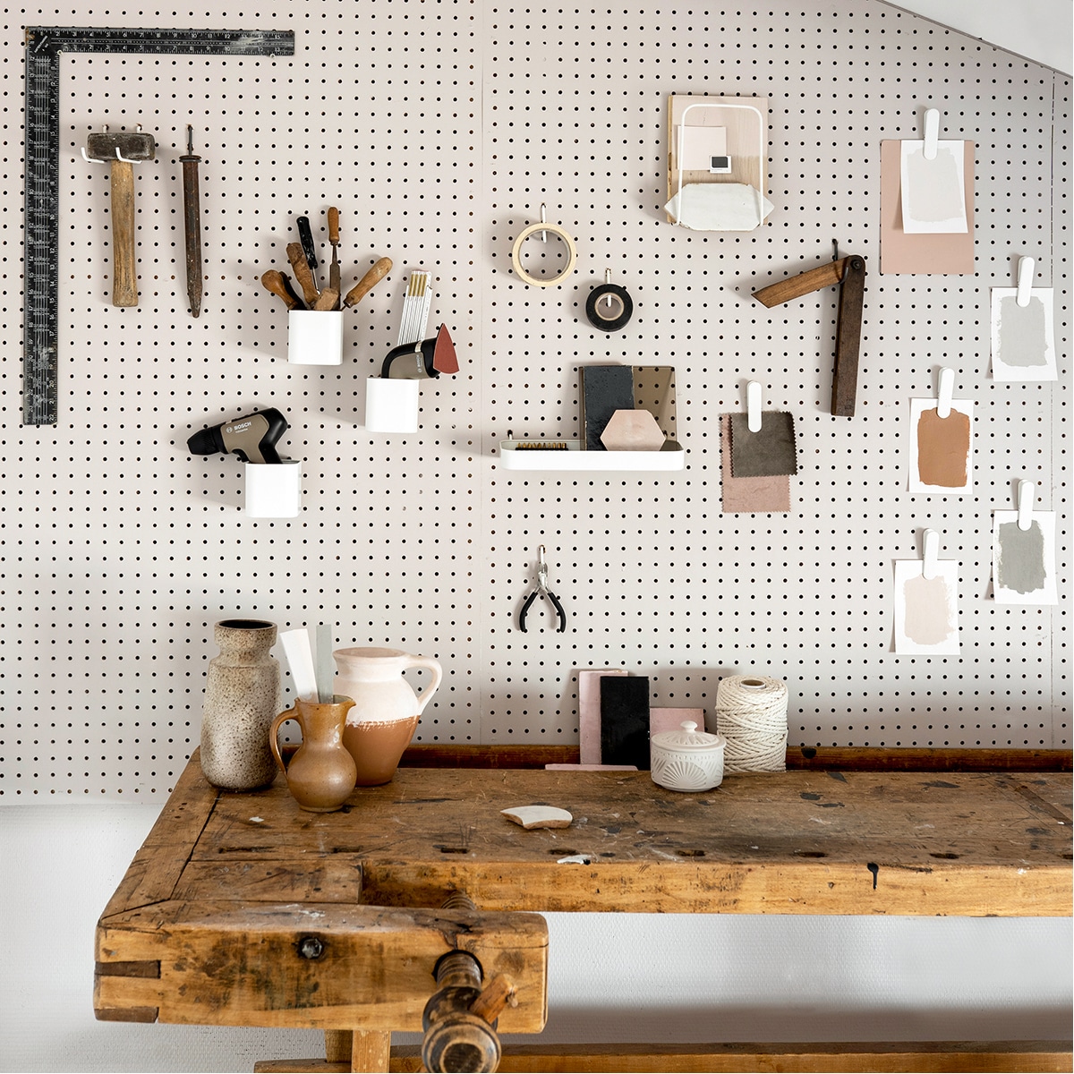 Werkplaats Tanja: Timmermanswerkbank vintage, vazen Enter my attic, bakjes en posthouder Ikea, Ophangbord Skådis Ikea. vtwonen special 09-2020 | fotografie Jeltje Fotografie | tekst Eveline Stoel | styling Tanja van Hoogdalem