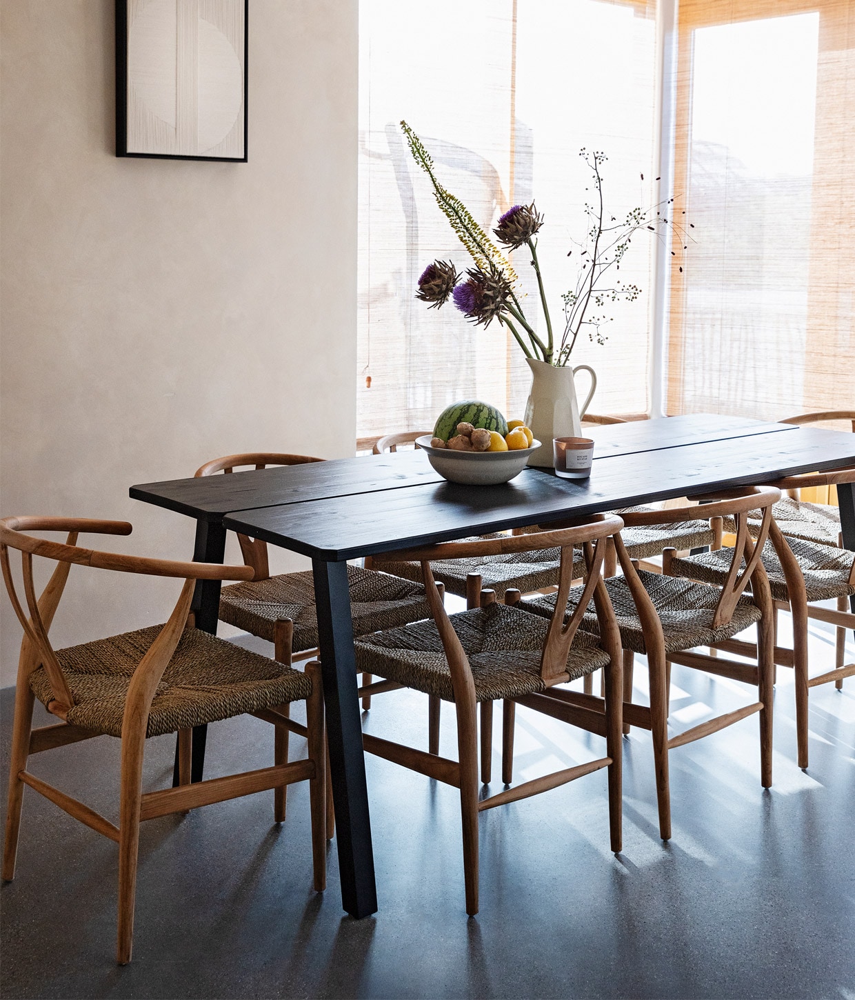 Kalkverf Mykonos van Bauwerk Colour, plafondlampen Serax, kunst aan muur Alyssa Breid via Studio Yen. Eettafel Triomf van Woood, stoelen Christiaensen &amp; Christiaensen, schaal en kan Zara Home, geurkaars L’Aimé. Raambekleding Japanese Blinds via Atelier ND Interior. vtwonen 13-2020 | Styling Ilona Jongepier | Fotografie Dana van Leeuwen