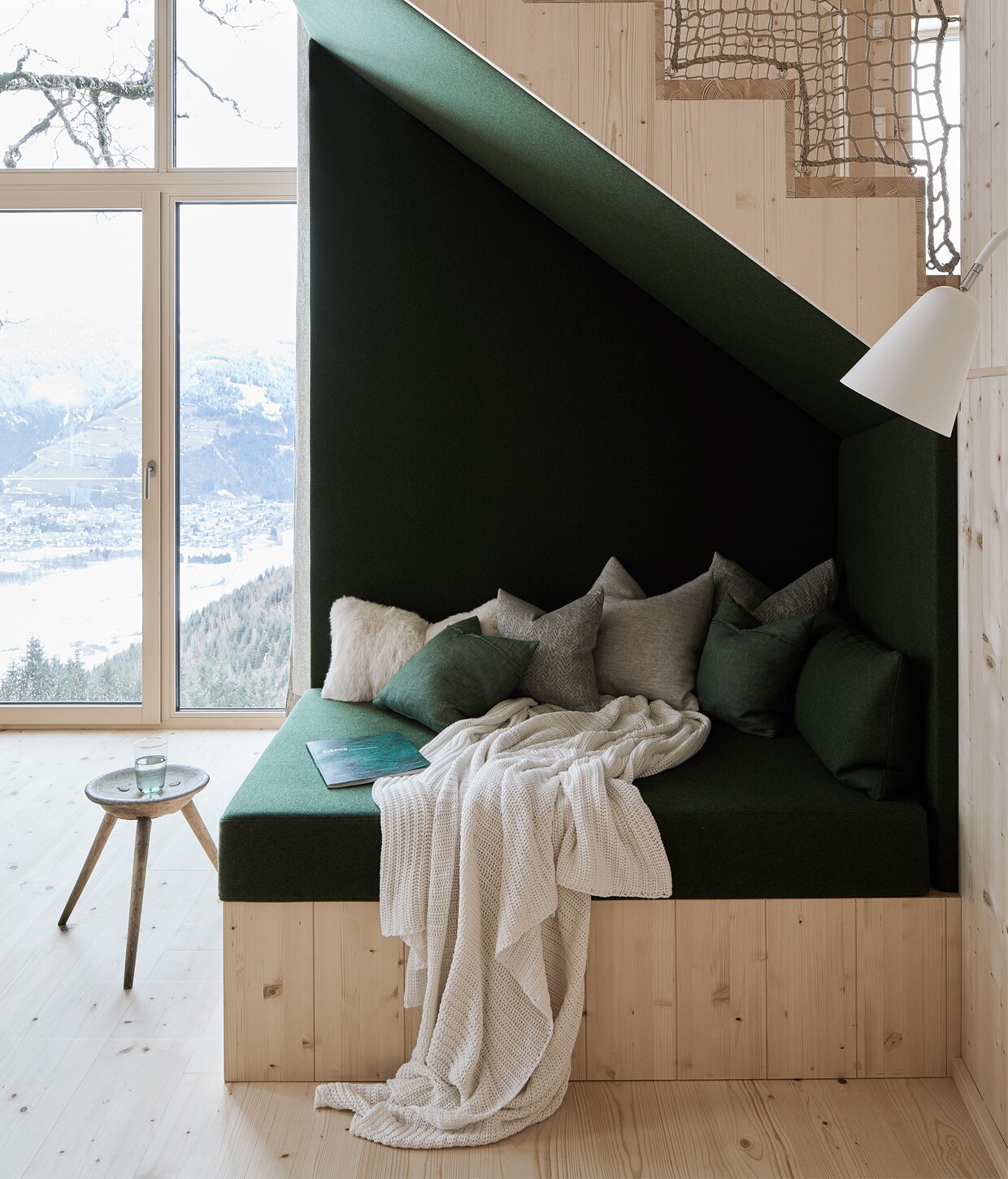 Wanden en vloer van vurenhout. Kruk uit de oude boerderij. Linnen kussens van Leitner Leinen, wollen kussens van Loden Steiner. Matras en wand bekleed met loden (een typisch Tiroolse waterdichte uit wol vervaardigde stof). Lamp Ikarus. vtwonen 13-2020 | Productie Features &amp; More | Styling Wilma | Custers | Fotografie Krista Keltanen