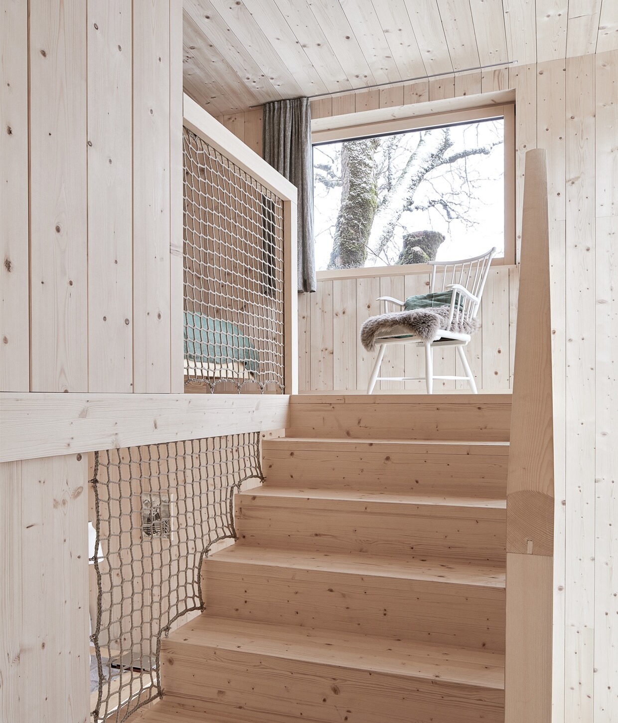 Oude stoel, zelf opgeknapt en geschilderd. Beddengoed Kitzmüller. Netten Seilerei Voigt. vtwonen 13-2020 | Productie Features &amp; More | Styling Wilma | Custers | Fotografie Krista Keltanen