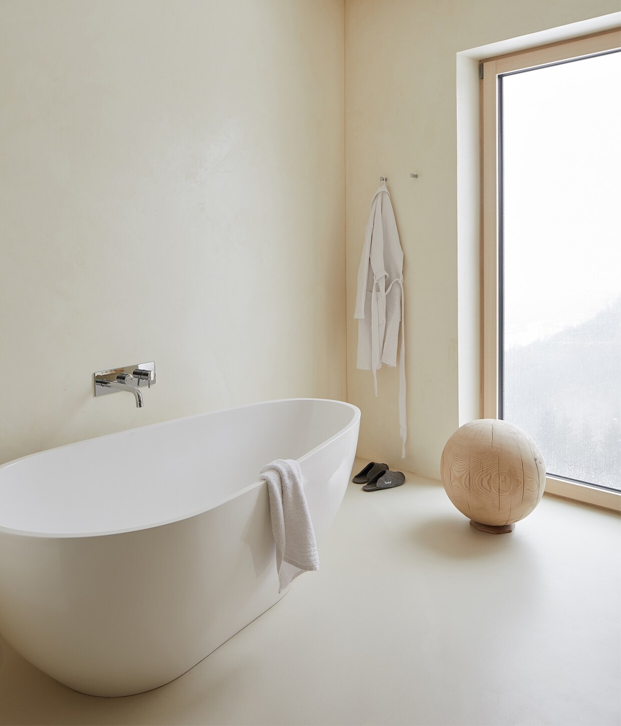 Op de vloer en wanden steenverf Terra Stone. Handdoeken Vossen, herkomst overige items onbekend. vtwonen 13-2020 | Productie Features &amp; More | Styling Wilma | Custers | Fotografie Krista Keltanen