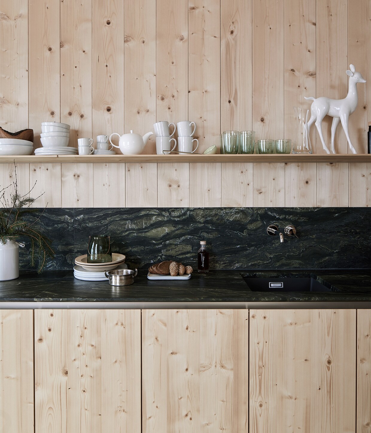 Keuken ontworpen door , de man van Elisabeth en op maat gemaakt door een lokale timmerman. Marmeren keuken-, blad Italian Natural Stone van Granit Picasso. Servies Piana van Lambert. Keramieken hert Gollhammer. vtwonen 13-2020 | Productie Features &amp; More | Styling Wilma | Custers | Fotografie Krista Keltanen