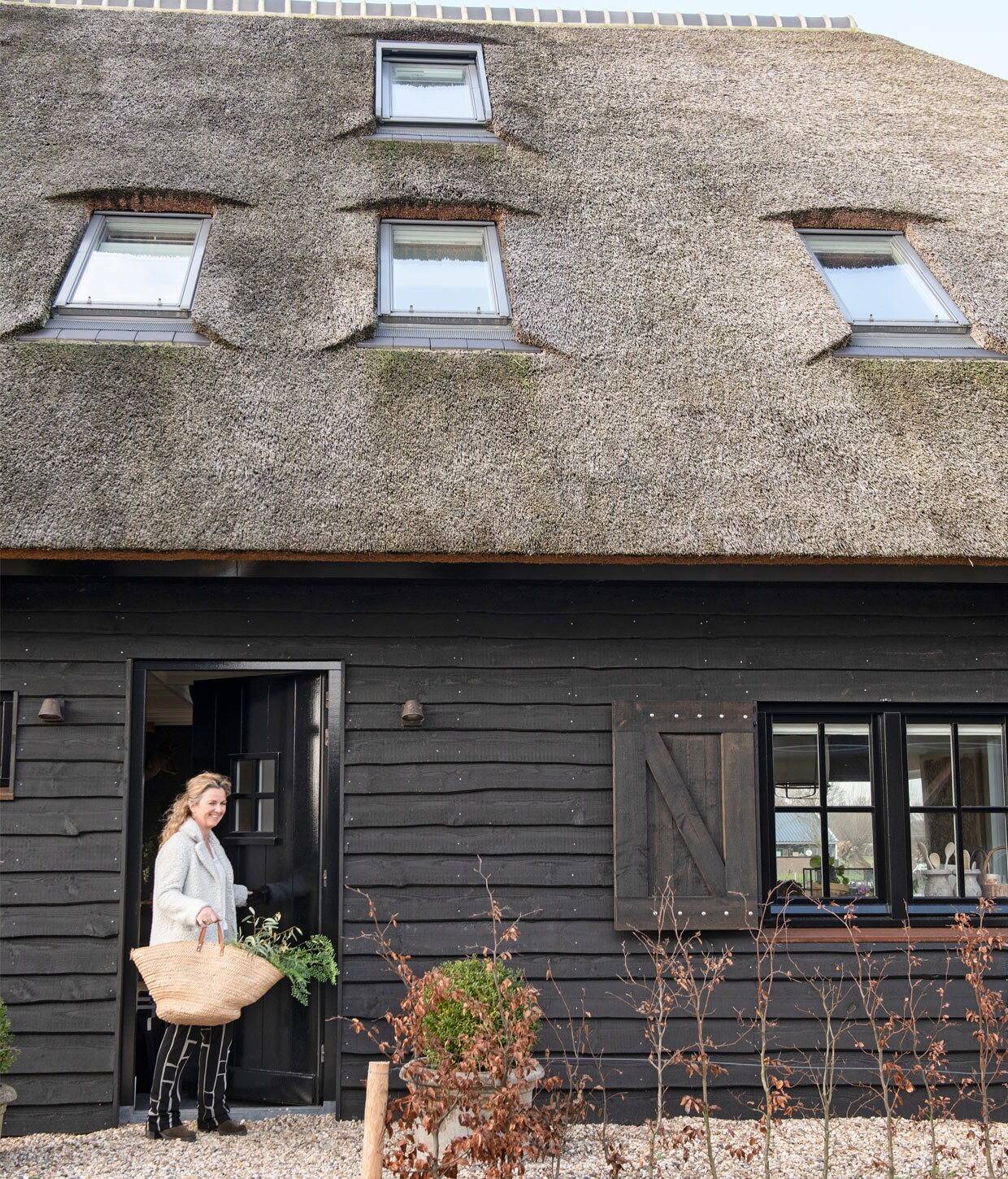 Mariëlle stapt de deur uit van haar circulaire schuurwoning. vtwonen 13-2020 | Productie Insidehomepage | Styling Marlies Does | Fotografie Louis Lemaire