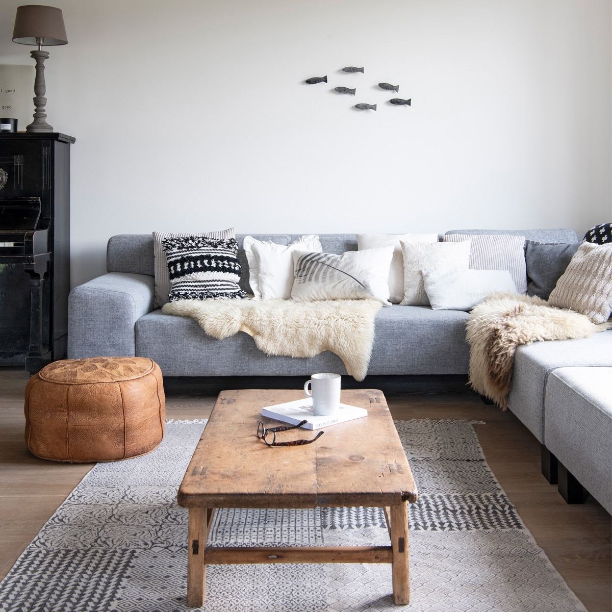 Piano uit een kroeg in Amsterdam, lamp Light &amp; lamp; Living, bank Pronto, salontafel Het Kabinet, kussens van By Nord, La Cerise sur le Gâteau, Loods 5, Saartje Prum. Vloerkleed Loods 5, schapenvachten markt. Poef kringloop, mok Zusss, vissen van een winkel die niet meer bestaat. vtwonen 13-2020 | Productie Insidehomepage | Styling Marlies Does | Fotografie Louis Lemaire