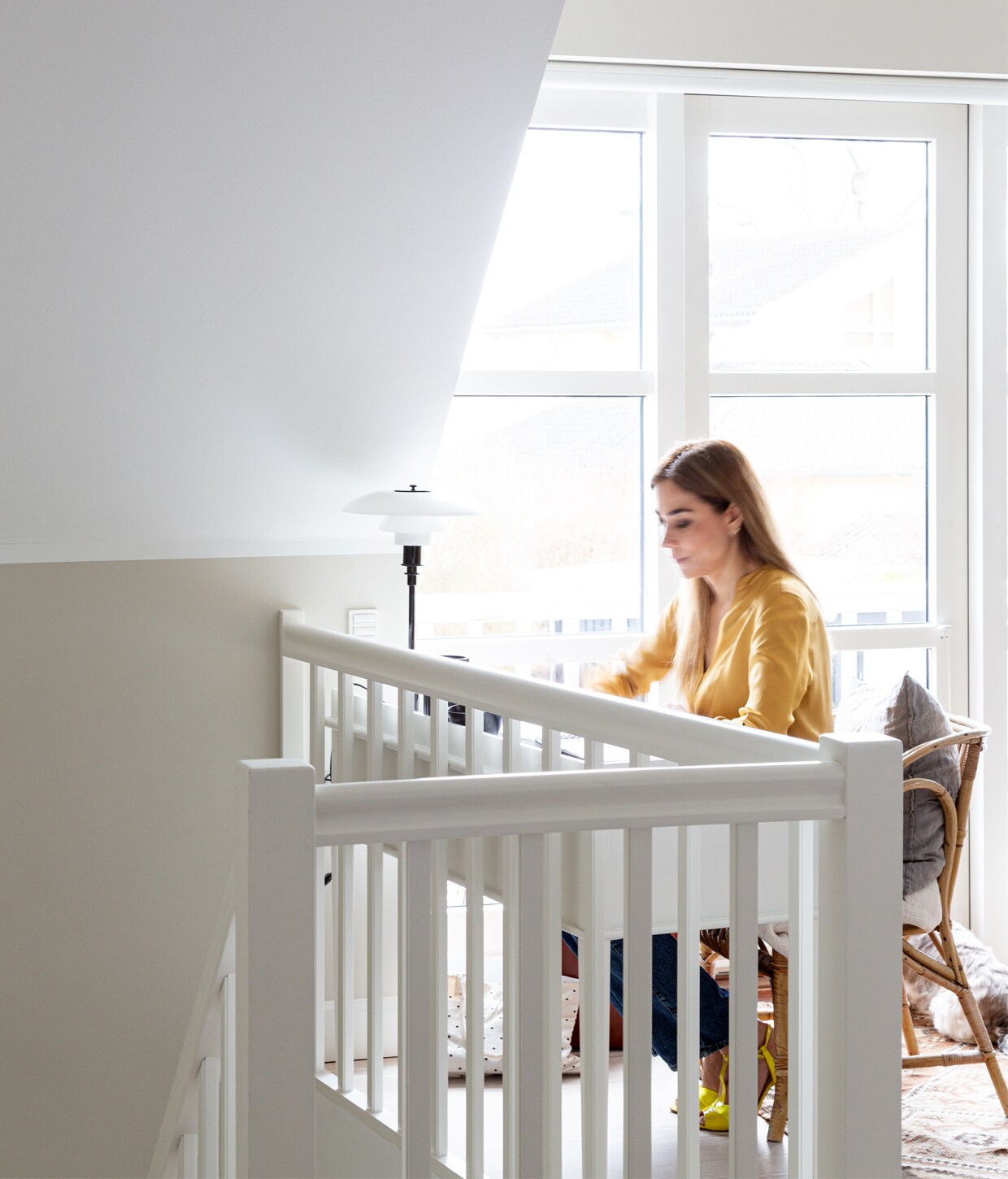 Bureaulamp Oliver Furniture. Gevlochten stoel erfstuk. vtwonen 13-2020 | Productie Living Inside | Styling Henrietta Sharma | Fotografie Annita Behrendt | Tekst Adeline mans, Pia Olsen
