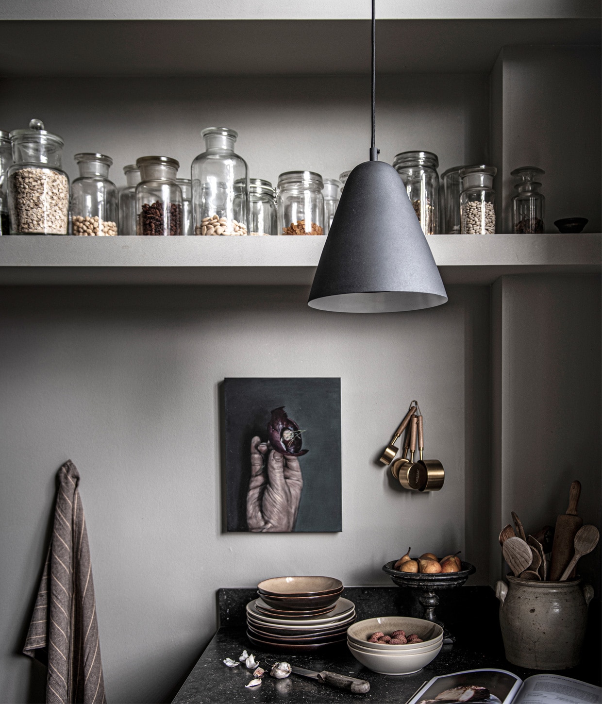 Matzwarte metalen hanglamp Sphere, 25×27 cm (Øxh) € 89,95. M.m.v. sissy-boy.com (theedoek), zarahome.com (gouden maatlepels, borden en schalen), damiencadio.com (schilderij). Overig privébezit. vtwonen 01-2021 | Productie Tanja Saarberg | Styling Kim van Rossenberg | Fotografie Sjoerd Eickmans