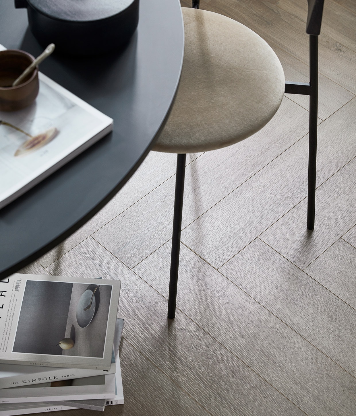 Laminaat Rafter visgraat, per m² 31,99 (inhoud per pak 1,24 m², 14 lamellen per pak, afmeting lamel 65,5×133 cm (lxb), 8 mm dik, met groef). M.m.v. vtwonen.nl (theepot van Serax, houten theekoppen van Serax), festamsterdam.com (eettafel Friday, eetkamerstoel Friday in Juke Sand). vtwonen 01-2021 | productie Tanja Saarberg | styling Kim van rossenberg | fotografie Peggy Janssen