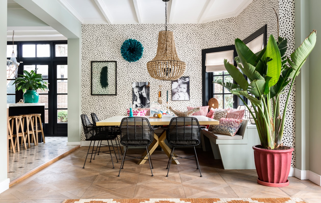 Tafel en bank Studio Sophie. Stoelen HK Living. Kleed Eveline Interieur. Kussens Day Home en groothandel. Behang Thibaut. Veren object marktplaats.nl. Kwasten uit China. Hanglamp Flamant. Plantenpot uit Spanje via Studio Sophie. Ingelijste veer, stolp en houten object HK Living. Kandelaar en schaal groothandel. Kleur verf wand, tafel