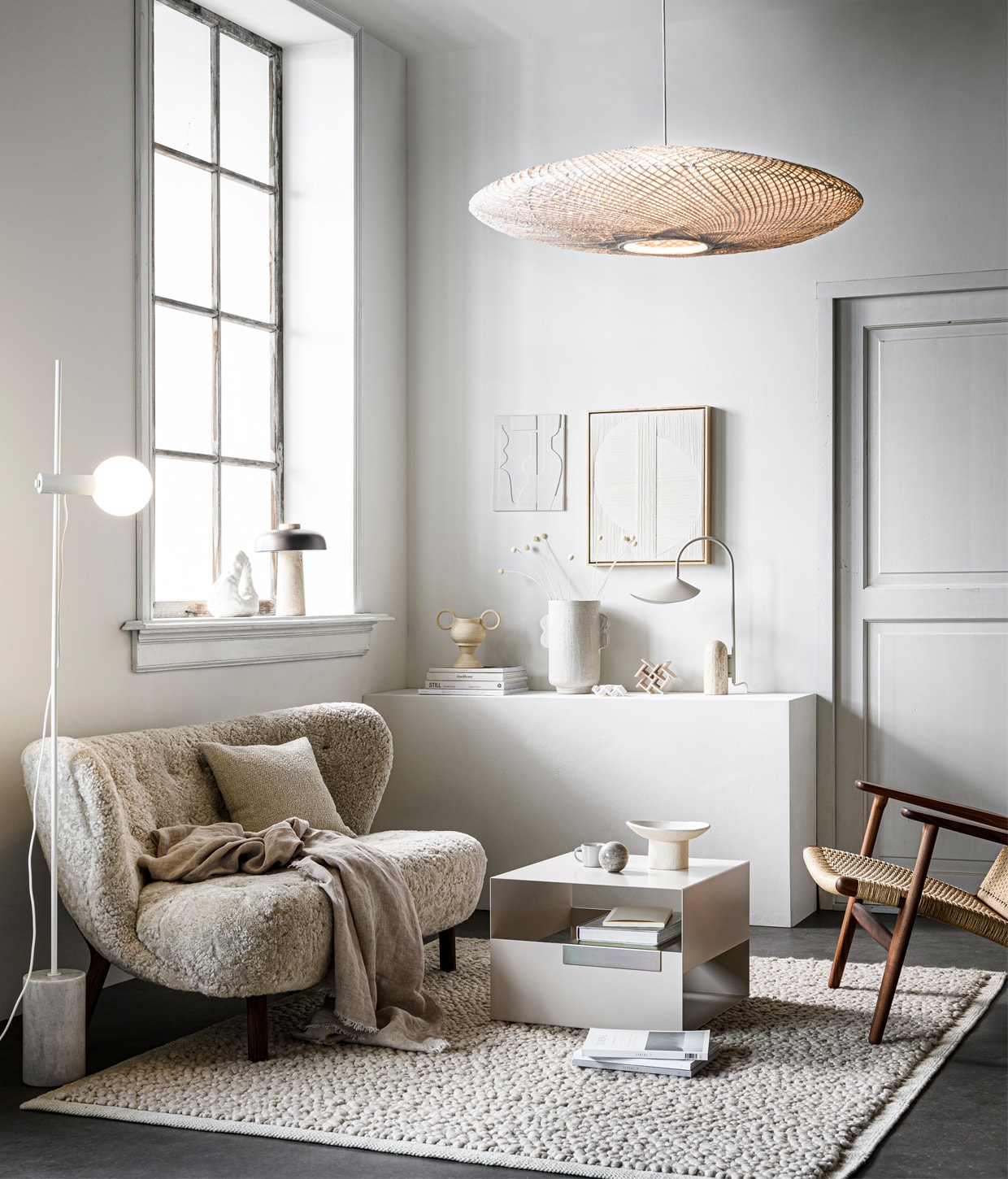 Bank Little Petra van &amp;Tradition, walnoothouten poten en sheepskin Moonlight bekleding, 150x80x75 cm (bxdxh) € 6183,- (andtradition.com). Fauteuil CH25 van Hans J. Wegner, van geolied walnoot met zitting en leuning van geweven papierkoord, € 3629,- (kasstoor.nl). Vloerkleed Gravel Ivory van Menu, 170×200 cm € 810,- (thefinestore.com). Vloerlamp Revolve met marmeren voet, 158,5 cm hoog, bol van opaalglas 13,5 cm (Ø) € 459,-, kussen 40×40 cm € 136,- (bolia.com). Metalen salontafel Axe, 50x50x35 cm (bxdxh) € 329,- (festamsterdam.com). Tafellamp Reverse van Menu € 550,- (designtales.nl). In het raamkozijn: witte porseleinen boekensteun Boulder van Hay € 75,- (vtwonen.nl). Porseleinen kunstobjecten Sculpture Maida € 90,-, Sculpture Azi Structured € 150,-, vaas in twee delen met twee oren uit serie Earth Vases, per onderdeel van € 30,- tot € 57,50, keramieken schaal op voet Moon Totem € 190,-, kunstwerk Mirrors met eikenhouten lijst € 500,-(studio-yen.com). Linnen plaid, 140×190 cm € 79,99 (zarahome.com). Aardewerken vaas met oren van Urban Nature Culture € 49,99 (sissy-boy.com). Tafellamp Arum van Ferm Living, marmeren voet en gepoedercoat staal, 20,5x50x34 cm (bxhxd) € 405,- (fermliving.com). Bamboe hanglamp Ufo, 21×82 cm (hxØ) € 495,-, wit aardewerken kunstwerk 26,6×23,5 cm € 49,95 (hkliving.nl). Espressomok met oor , € 4,25 (loods5.nl). Overig privébezit. vtwonen 13-2020 | styling Kim van Rossenberg | fotografie Sjoerd Eickmans