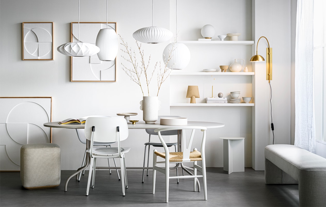Hanglamp Nelson Saucer Crisscross Bubble van Hay, 44,5 cm (Ø) € 540,-, hanglamp Nelson Cigar Bubble van Hay, 35,5 cm (Ø) € 495,-, hanglamp Nelson Saucer Bubble van Hay €495,-, hanglamp Nelson Saucer Ball Bubble van Hay € 495,- (vtwonen.nl). Ovale metalen eettafel Friday, 90x210x72 cm (bxlxh) € 1199,- (festamsterdam.com). Vierkante poef Otto S, in stof Hallingdal 200 en eiken basis, 40×40 cm vanaf € 350,- (studio-henk.nl). Kuipstoel About a Chair AAC26 van Hay € 219,-, stalen bijzettafel Slit van Hay, rechtsachter lichtgrijze eetkamerstoel Soft Edge P10 van Hay € 149,- (vtwonen.nl). Houten stoel met gevlochten zitting CH_24 Wishbone chair van Hans J. Wegner € 556,- (kasstoor.nl). Kunststof stoel Revolt van Ahrend € 359,- (misterdesign.nl). Goudkleurig schaaltje op voet € 7,99, beige taartschaal € 29,99 (hm.com). Grote aardewerken vaas met oren van Urban Nature Culture € 49,99 (sissy-boy.com). Ronde keramieken schaal van Fest Amsterdam, 32 cm (Ø) € 39,-, gebroken wit geglazuurde stenen vaasje Vulca van Ferm Living € 15,- (wonenmetlef.nl). Kunstwerken Art panel klein met houten lijst € 329,-, Art panel met houten lijst ernaast, 83×63 cm € 449,-, Art panel op grond met houten lijst, 80×100 cm € 595,-, stoffen bank Lobby Bench, 180x40x45 cm (lxbxh) € 499,-, porseleinen kom op voet € 15,75, wit gespikkelde keramieken vaas met handvat € 34,99 (hkliving.nl). Keramieken schaal op voet Moon Totem € 190,- (studio-yen.com). Tafellamp Enyo met marmeren voet en glazen bol van opaal, 25x20x24 cm (lxbxh) € 228,99 (nordal.eu). Schaal op pootjes Duck € 20,-, zandkleurige vaas Square uit de Sphere-serie € 50,- (101cph.com). Schaal € 12,50, kommen € 10,95, gebaksborden € 8,25, goudkleurige tubevaas € 10,45 (loods5.nl). Goudkleurige metalen wandlamp Jupiter € 144,95 (vtwonen.nl). Linnen gordijn, 120×250 cm, per 2 € 79,99 (hm.com). Overig privébezit. vtwonen 13-2020 | Styling Kim van Rossenberg | Fotografie Sjoerd Eickmans