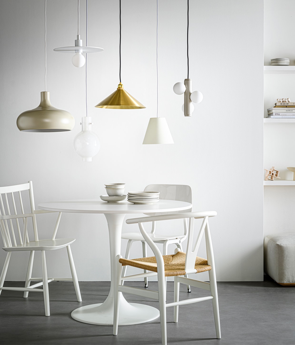 Hanglampen v.l.n.r.: beige hanglamp Växjö, 26×38 cm (hxØ) € 29,95 (ikea.com). Witte, stalen hanglamp Nod M, 30 cm (Ø) € 299,- (studio-henk.nl). Hanglamp Novecento in borosilicaatglas, 32×20 cm (hxØ) € 163,- (serax.com). Messing hanglamp Cone Shade M, 12,2×36 cm (hxØ) € 450,- (framacph.com). Witte kunststof hanglamp Sinker small van Hay, , 19×23 cm (hxØ) € 186,- (vtwonen.nl). Beige hanglamp Kaktee met 3 lichtbronnen, mat gepoedercoat metaal en opaalglas, 24×21 cm (hxØ) € 249,- (festamsterdam.com). Eettafel Docksta, 75×103 cm (hxØ) (ikea.com). Kunststof stoel Revolt van Ahrend € 359,- (misterdesign.nl). Houten stoel CH_24 Wishbone Chair van Hans J. Wegner met gevlochten zitting , € 556,- (kasstoor.nl). Witte spijlenstoel J42 van Hay € 315,- (vtwonen.nl). Gebaksborden per stuk € 8,25, schaal € 12,50, ontbijtborden per stuk € 12,50, kommen per stuk € 10,95 (loods5.nl). Porseleinen kunstobjecten Sculpture Maida €90,-, Sculpture Azi structured € 150,-, keramieken schaal op voet Moon Totem € 190,- (studio-yen.com). Poef Otto L met Royal Pearl stoffering en eiken basis, vanaf € 550,- (studio-henk.nl). Overig privébezit. vtwonen 13-2020 | Styling Kim van Rossenberg | Fotografie Sjoerd Eickmans