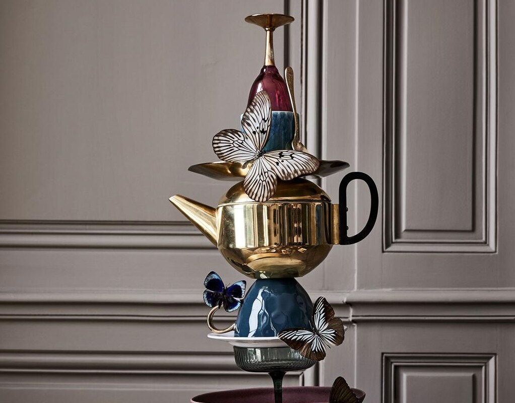beeld vtwonen Gouden theepot | gouden accessoires voor elk interieur
